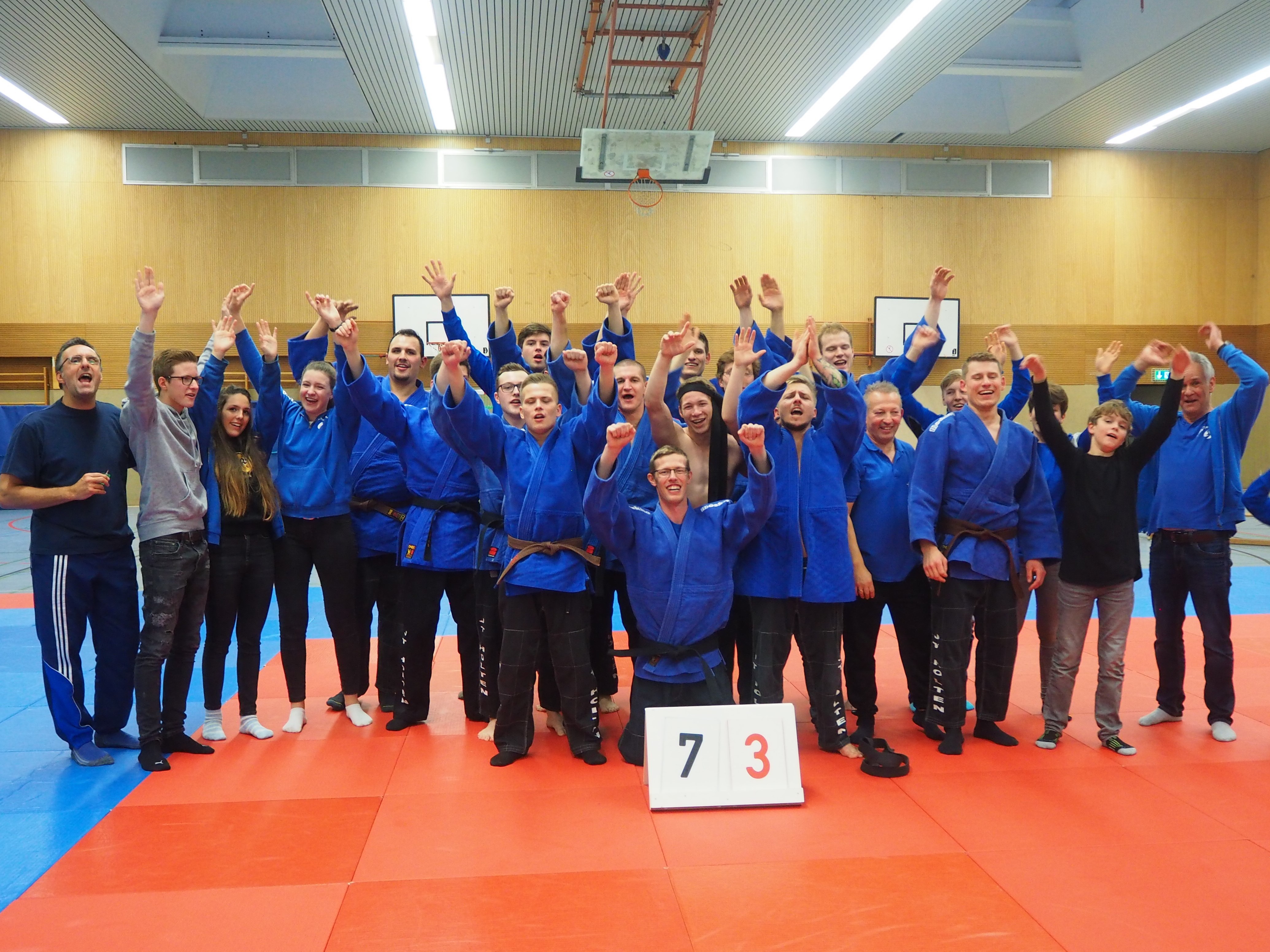 Grenzenlose Freude: Das Judo-Team Holten schlägt den Favoriten Bayer Leverkusen mit 7:3 und steigt damit in die Oberliga auf. (Foto: Judo-Team Holten)