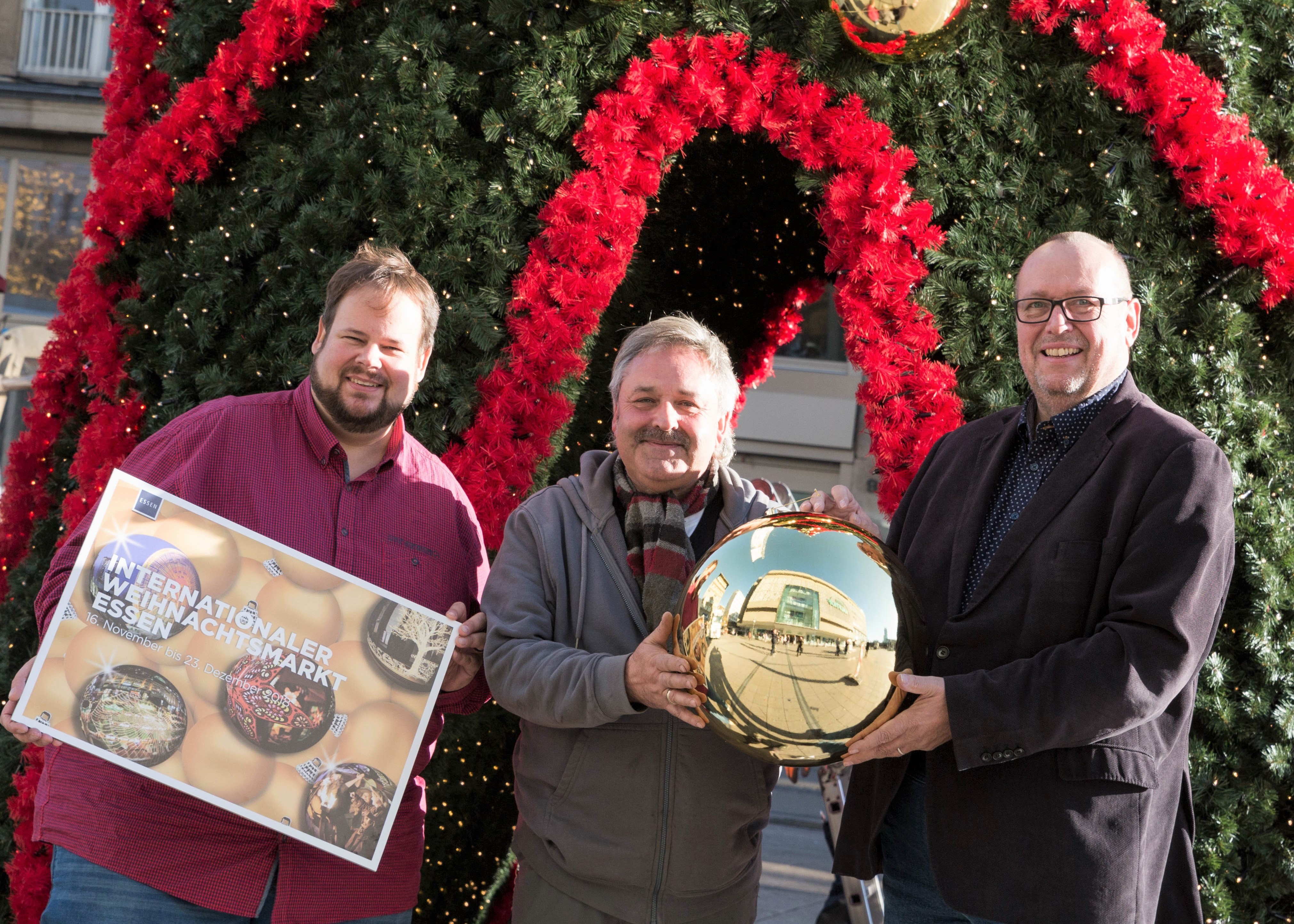 Dieter Groppe (EMG-Geschäftsführer, v.r.), Richard Müller (Schausteller des Internationalen Weihnachtsmarktes Essen) und Christian Kelch (EMG-Veranstaltungsleiter des Internationalen Weihnachtsmarktes Essen) freuen sich auf den Start des 46. Internationalen Weihnachtsmarktes am 16. November 2018.