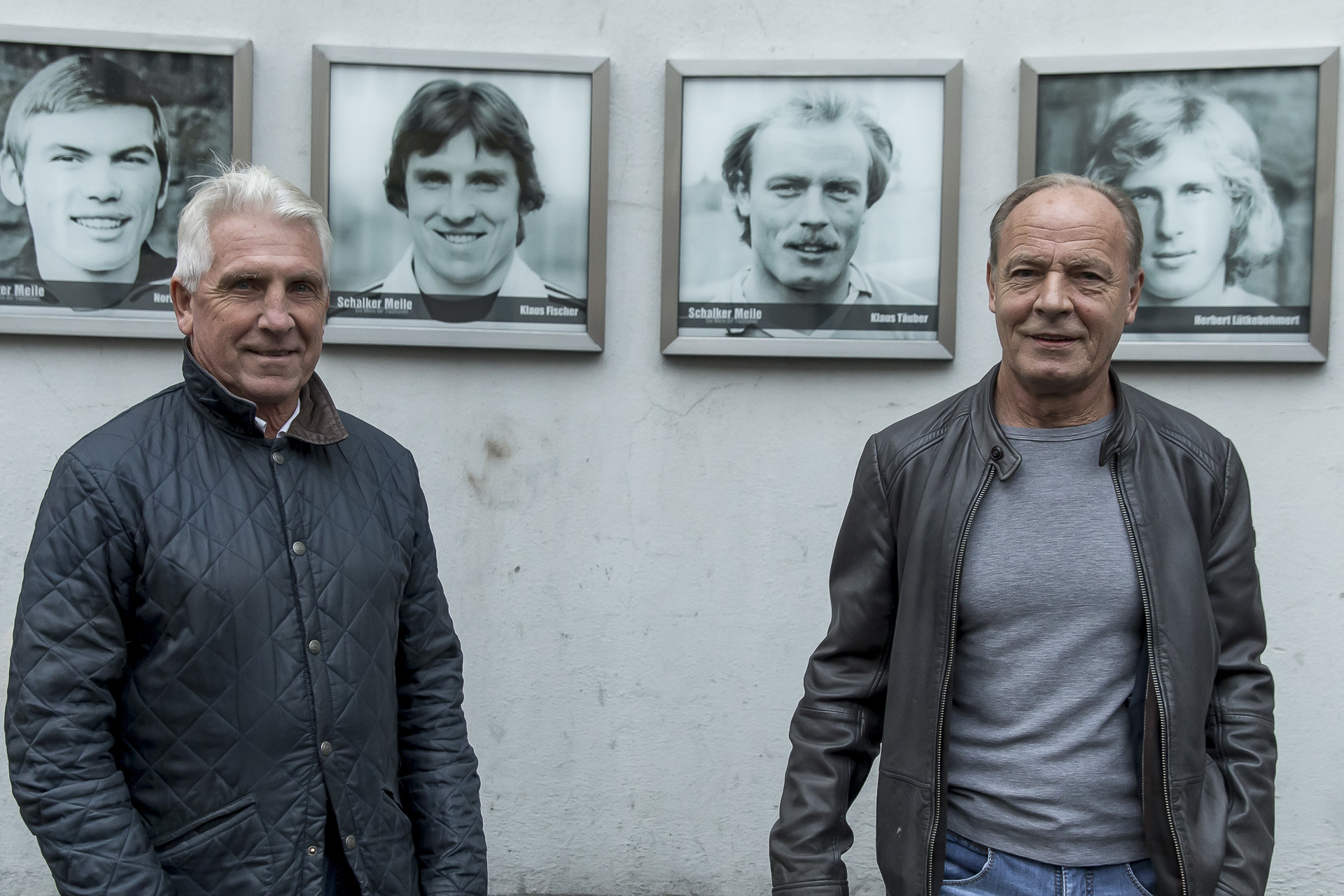 Fallrückzieher-Legende Klaus Fischer (l.) und Klaus Täuber vor ihren Portraits. Fotos: Gerd Kaemper