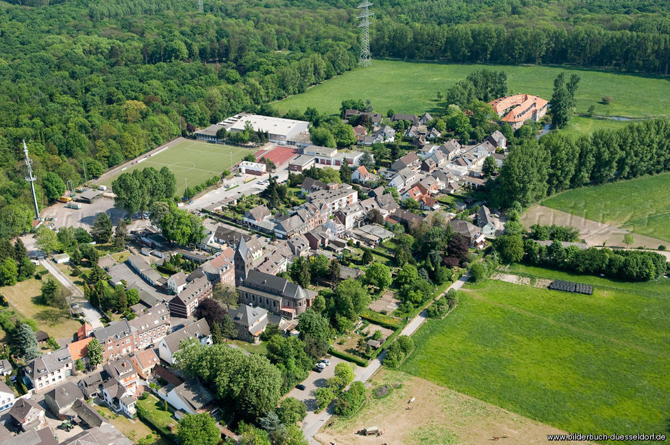 Angermund_5588_luftbild_st_agnes_kirche_vermessungs_u_liegenschaftsamt