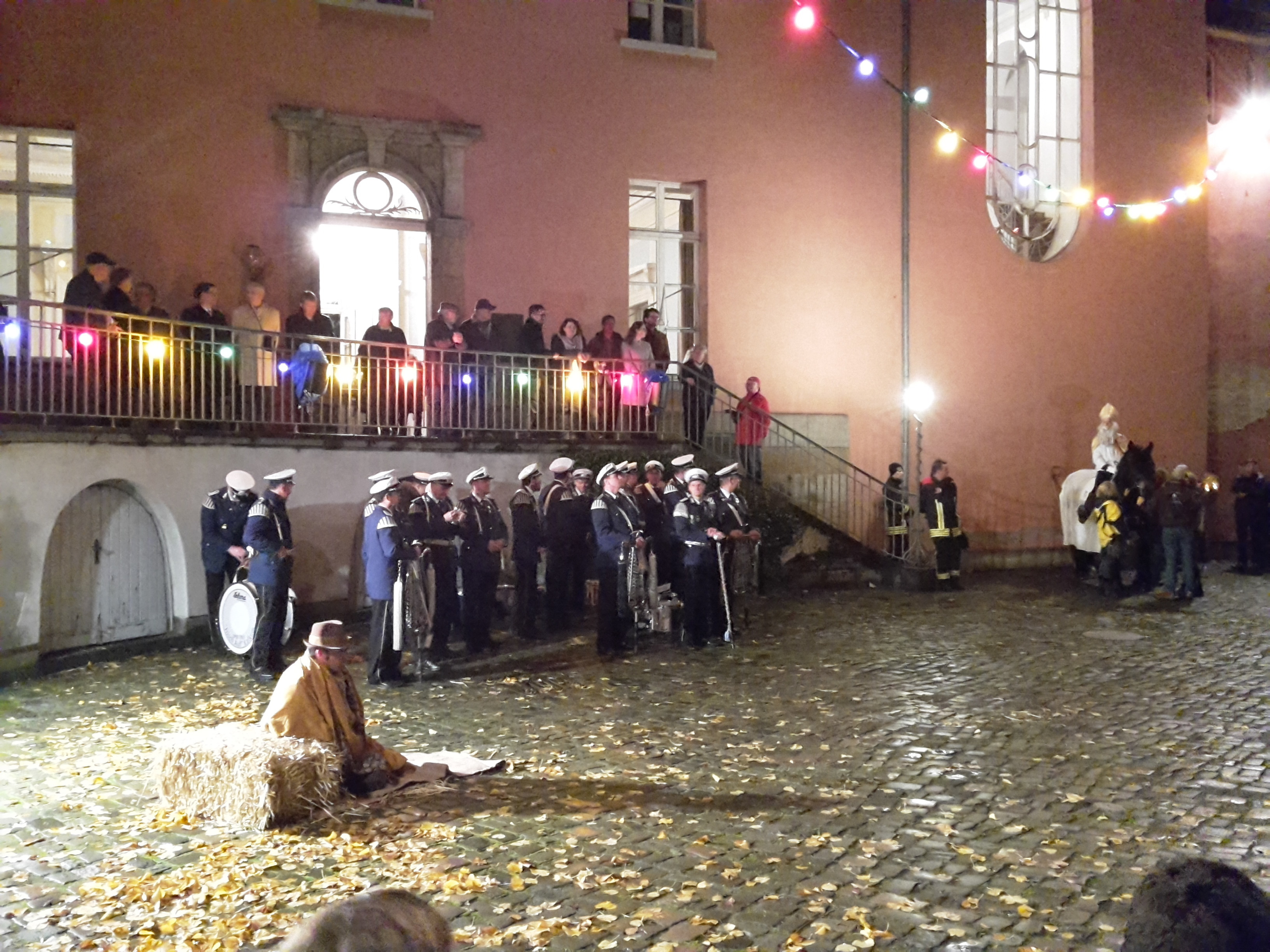 St. Martin „Guido Hoffmann" (rechts auf einem Kaltblüter) und der "Arme Mann" Ingo Hoffmann im Innenhof von Schloss Kalkum.
