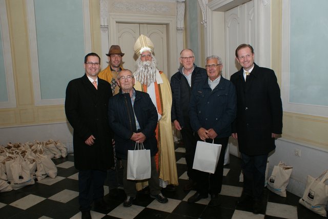 Das St. Martins-Komitee Kalkum besteht aus 15 Mitgliedern, die alle ehrenamtlich die Vorbereitung und Durchführung des Festes gestalten. Am 10. November wurden in Schloss Kalkum im Anschluss an den Martinszug zwei Mitglieder für ihren jahrelangen Einatz von Bezirksbürgermeister Stefan Golißa geehrt. Unser Foto zeigt (v. links): Stefan Golißa, Armer Mann Ingo Hoffmann, Heinrich Esser (für 40-jährige Mitarbeit geehrt), St. Martin Guido Hoffmann, Vors. des St. Martins-Komitees Friedhelm Brücker, Gerd Behmer (für seine 50-jährige Mitarbeit geehrt) und Ratsherr Andreas Auler.