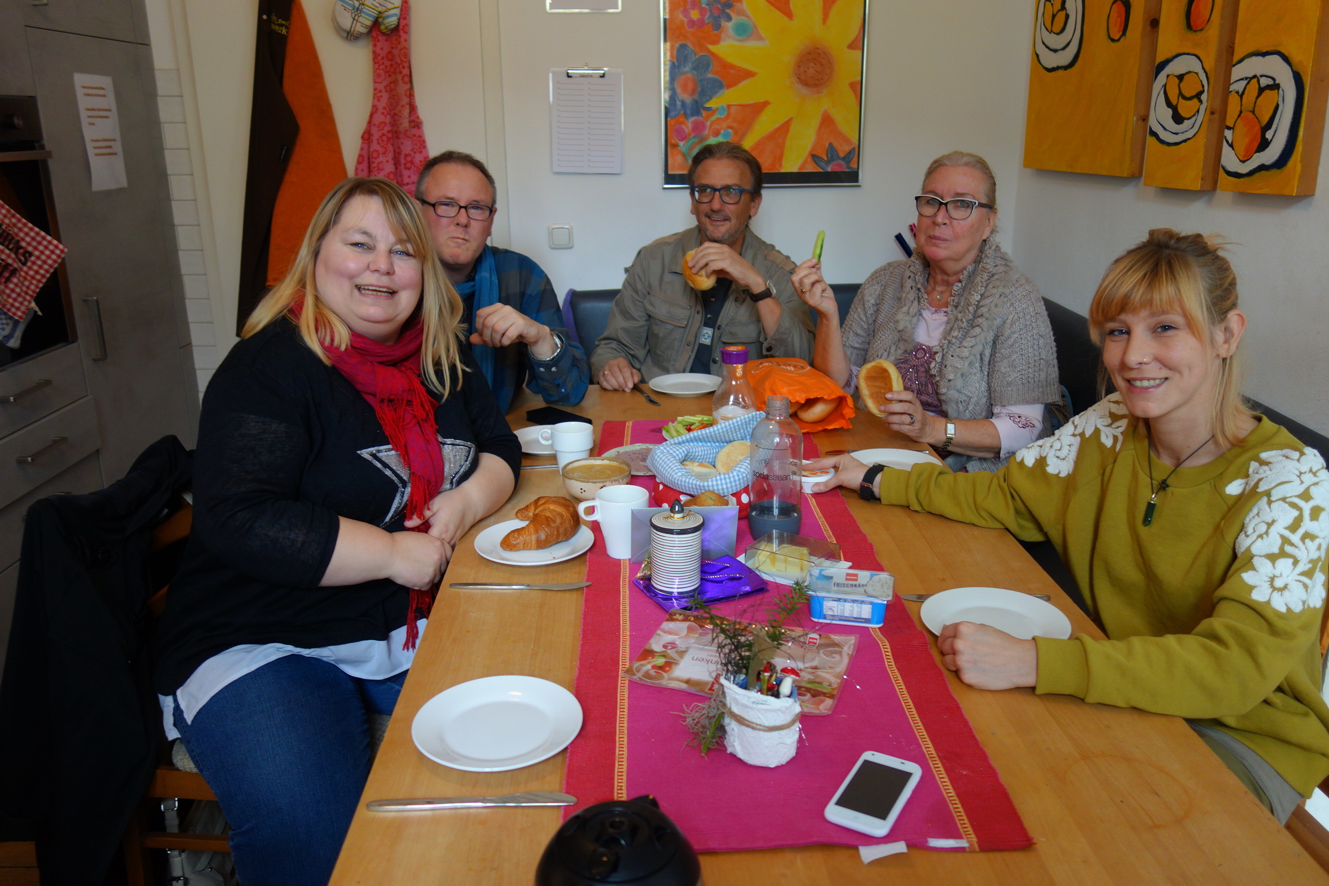 Erstes Bürgerfrühstück mit Worten und Taten im Lüttrighaus, Gervinusstraße 6. Mit Sarah, Karin Helmut, Olaf, Viola. Guten Appetit - auf Fortsetzung...
