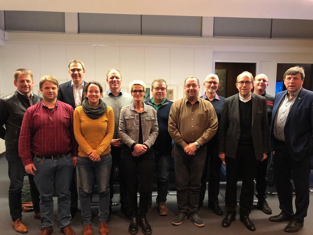 Wollen mit der Stiftung Jetzt Weeze Akzente setzen: Georg Moll, Dominik Behet, Konrad Willemsen (alle Stiftungsvorstand), Simone Rayman, Marco Scuderi, Ines Coopmans, Robert Angenendt, Stefan Krauhausen, Hans-Peter Holz, Pastor Klaus Martin Niesmann (alle Stiftungsrat), Andreas Ingenbleek, Geschäftsführer und Ulrich Francken, Siftungsratsvorsitzender (v.l.n.r.) Auf dem Foto fehlen die Stiftungsratsmitglieder Ulla Dicks und Max von Elverfeldt.