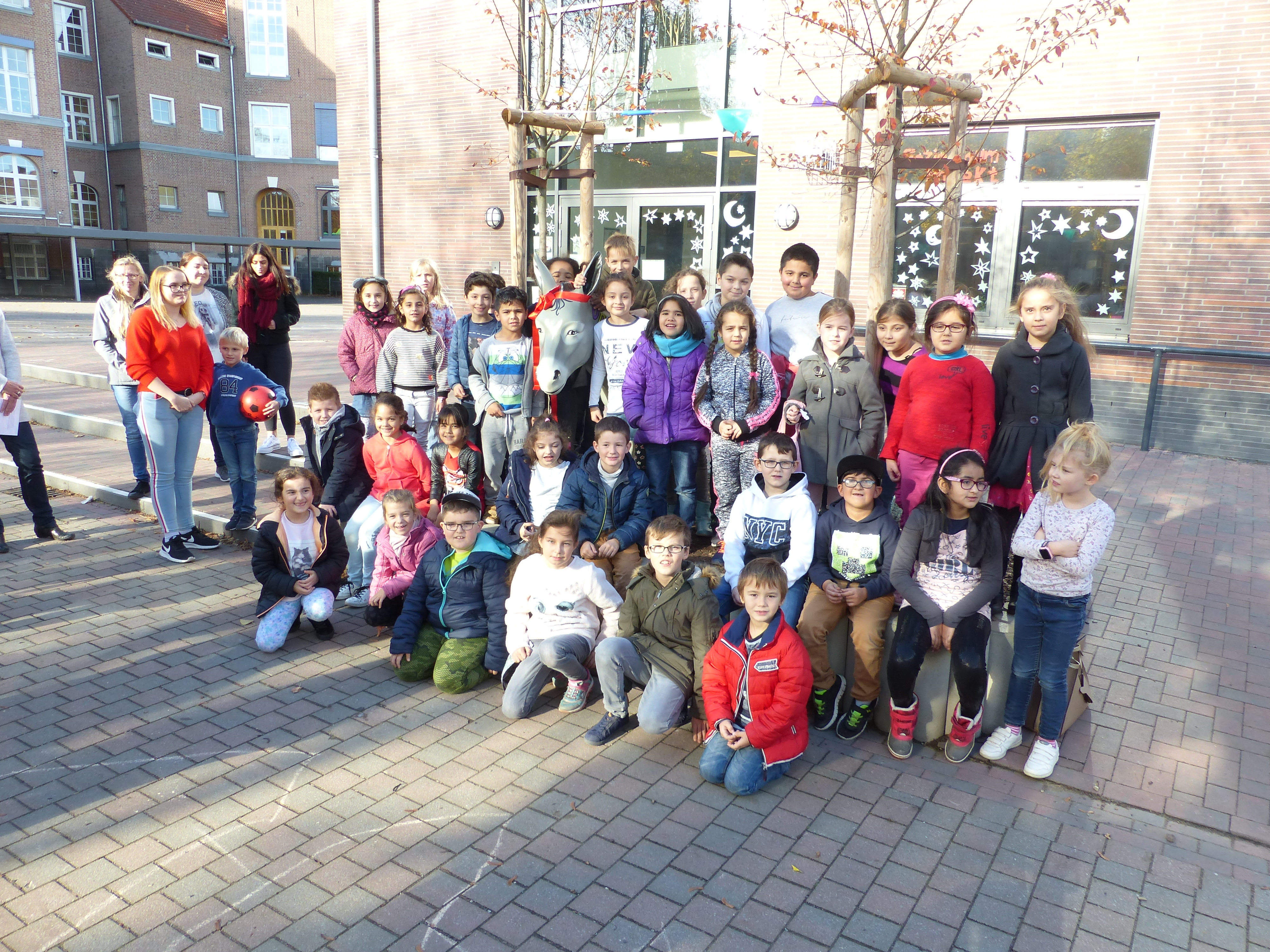 Kinder der GGS zusammen mit Esel Ben.