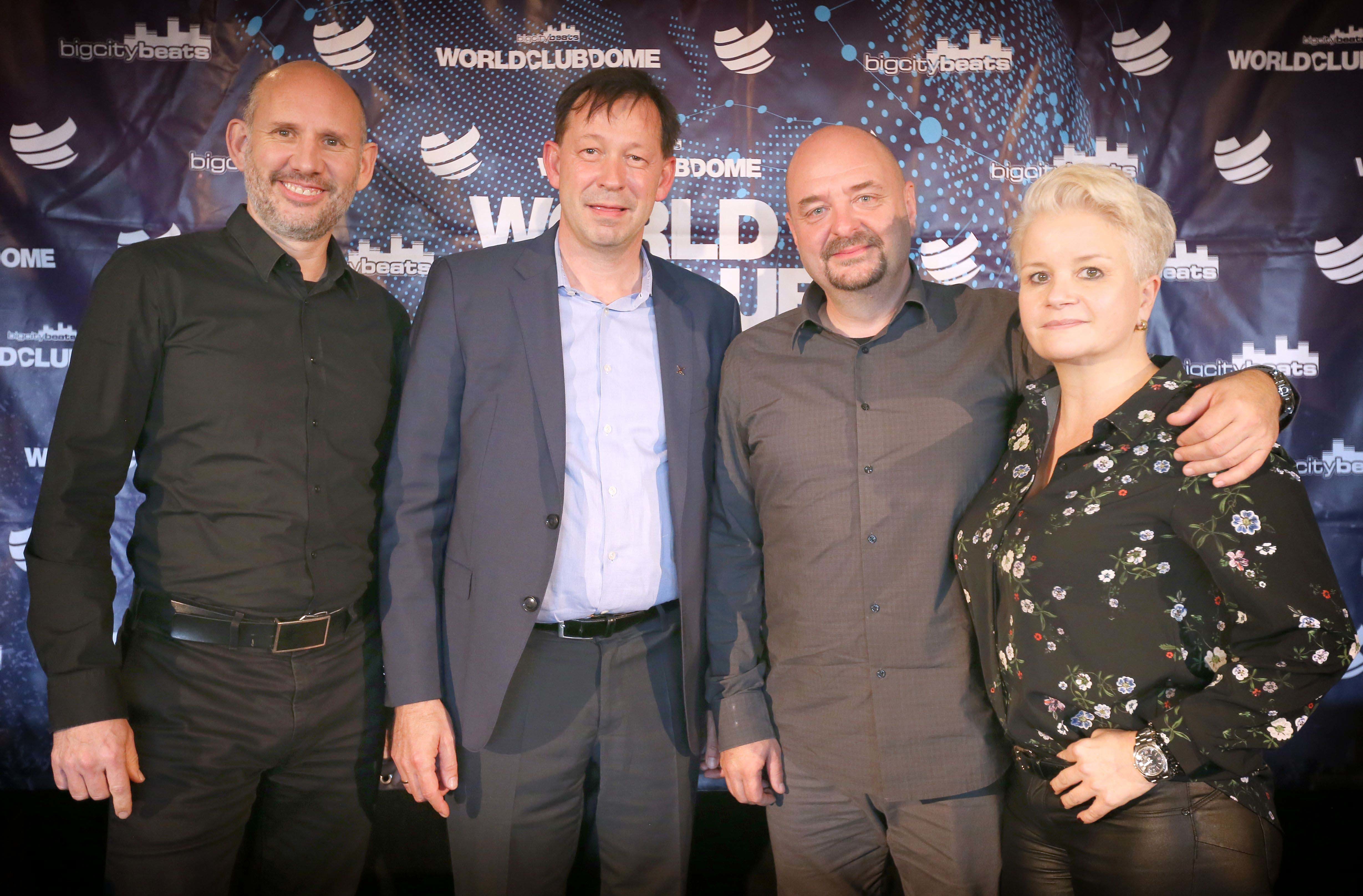 Stadtdirektor Burkhard Hintzsche mit Carina Breiter (COO BigCityBeats GmbH) und Michael Brill (CEO D.LIVE) mit Bernd Breiter (CEO BigCityBeats GmbH) in der Merkur Spiel-Arena.
