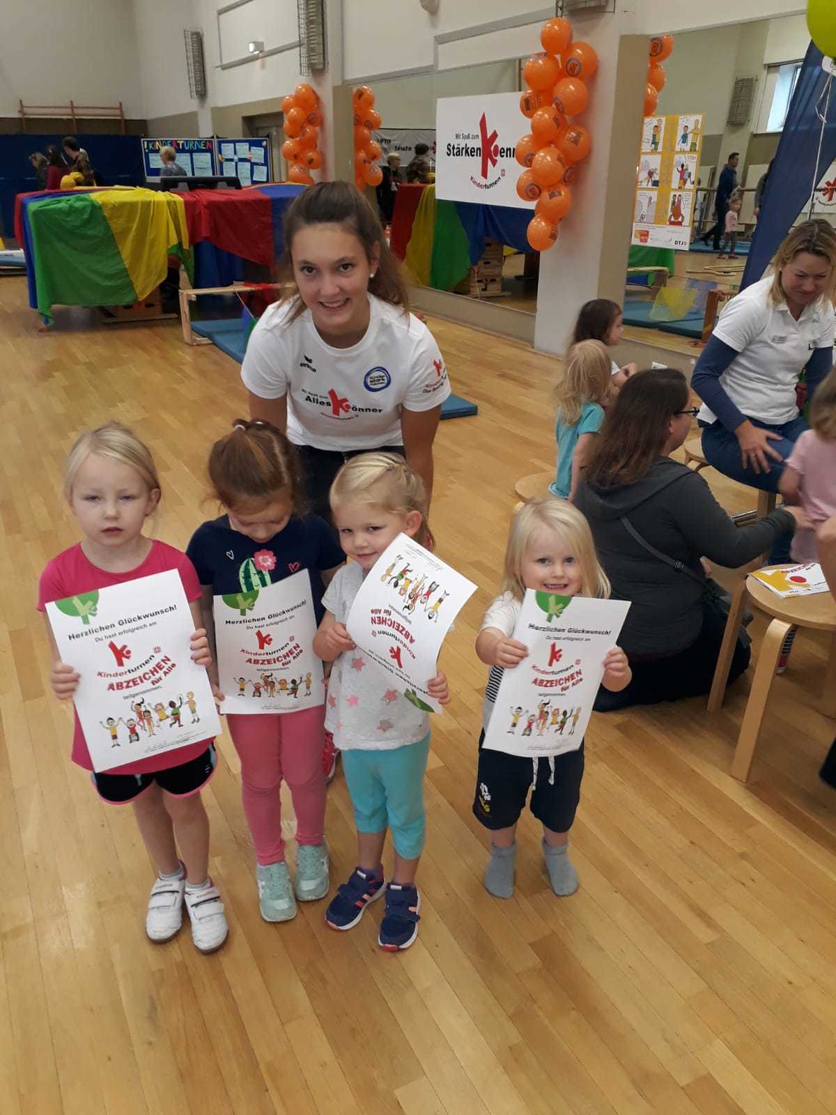 Malin Walters (FSJlerin des ATV Haltern) mit teilnehmenden Kindern. Fotos: ATV Haltern