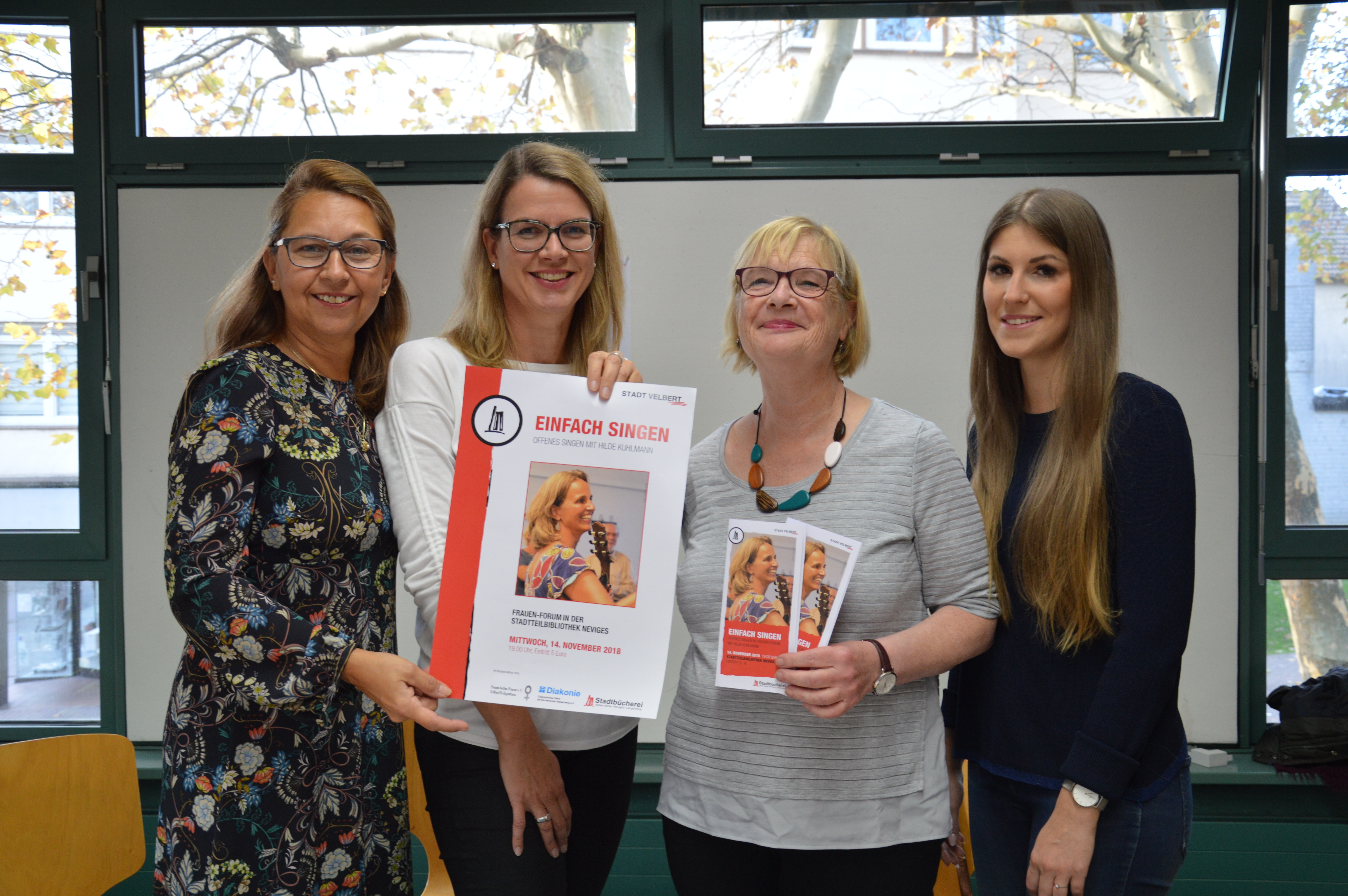 Frischen Wind ins Team des Frauen-Forums Neviges bringt die 25-jährige Sinja Großmann (r.), die Sozialabeiterin im Stadtteilzentrum Neviges tritt die Nachfolge von Monika Schmidt-Bathe (2.v.r.) an, die in Rente gegangen ist. Auf die nächste Veranstaltung freuen sich zudem (v.l.) Marina Lucyga, Vorsitzende des Vereins "Frauen helfen Frauen", sowie Ulrike Motte, Leiterin der Stadtbücherei.