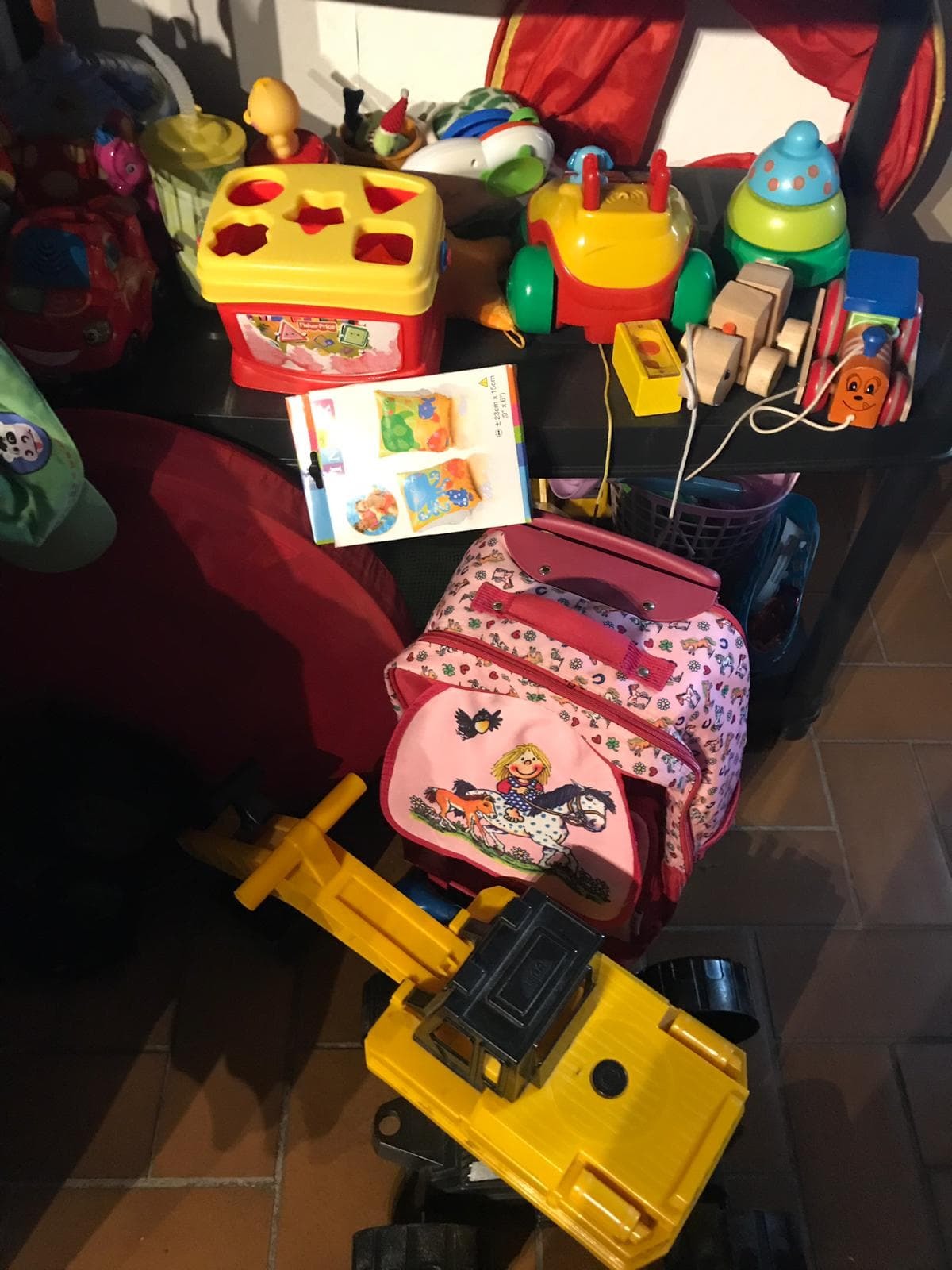 Neben Kleidung für Kinder bis Größe 164 gibt es bei der Ausgabe im Wunderfinderhaus auch Spielsachen und Kleinstmöbel für das Kinderzimmer.