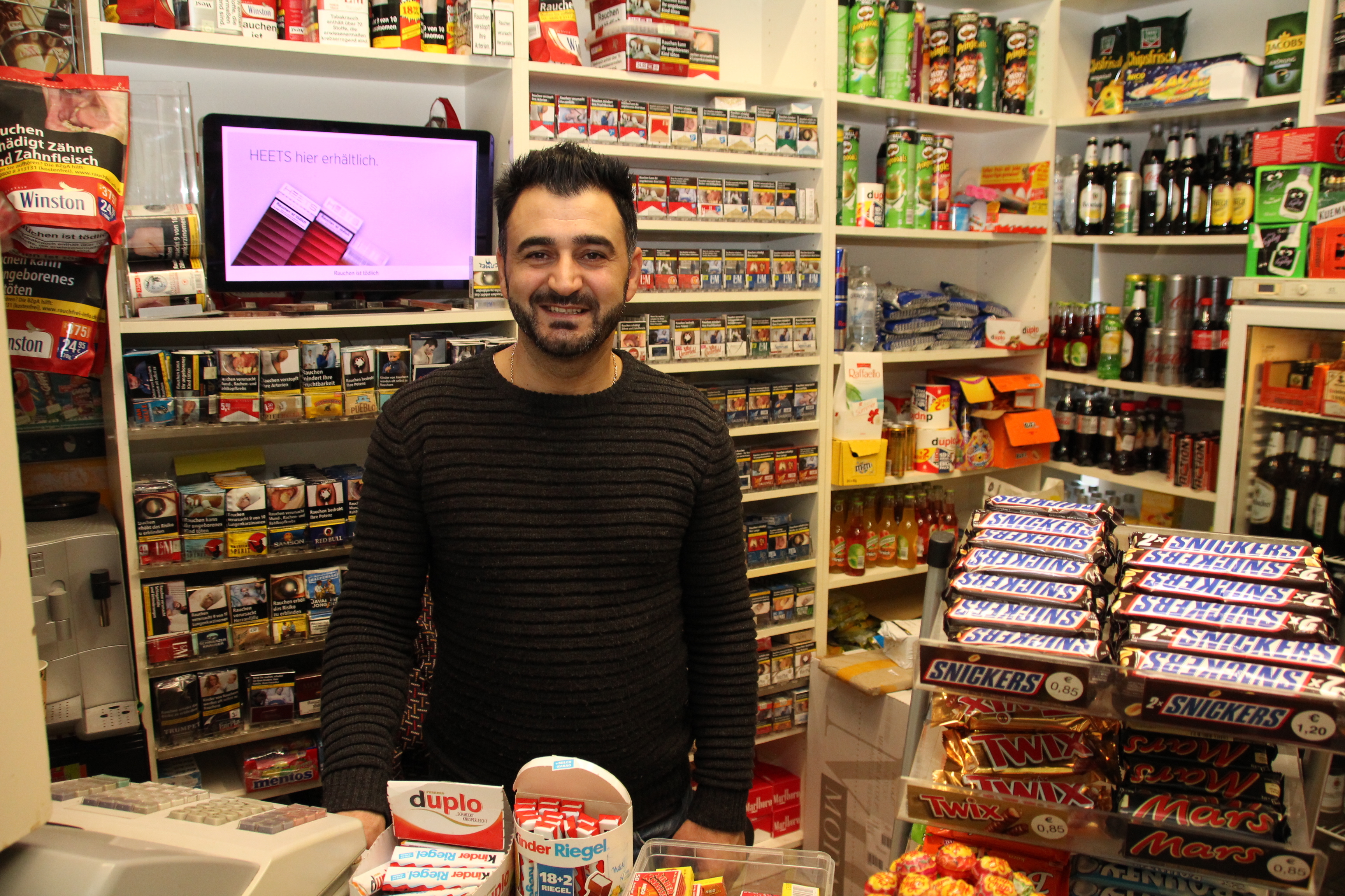 Yüksel Eroglu in seinem Kiosk am Busbahnhof.