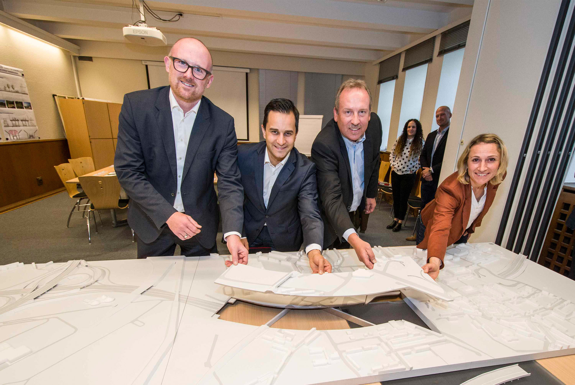 OB Sören Link, Bundestagsabgeordneter Mahmut Özdemir, Stadtentwicklungsdezernent Carsten Tum und Stadtplanerin Merle Möhlenbeck vor dem Modell.