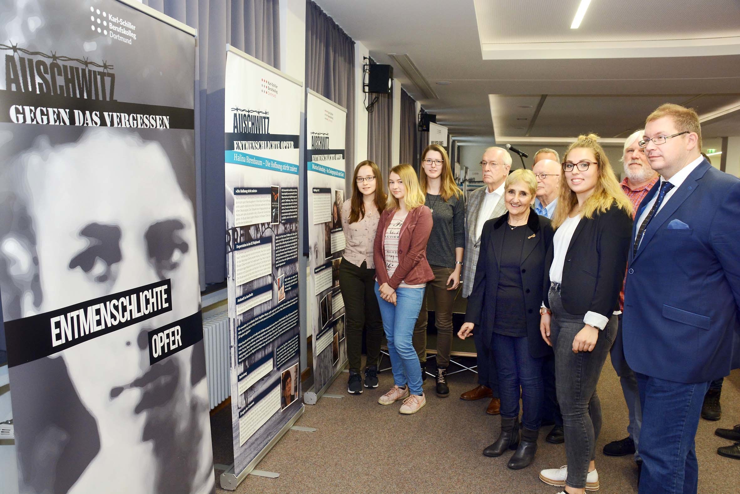 Am Gedenktag am Karl-Schiller-Berufskolleg ein sichtbares Zeichen für ein tolerantes und friedliches Miteinander gesetzt.