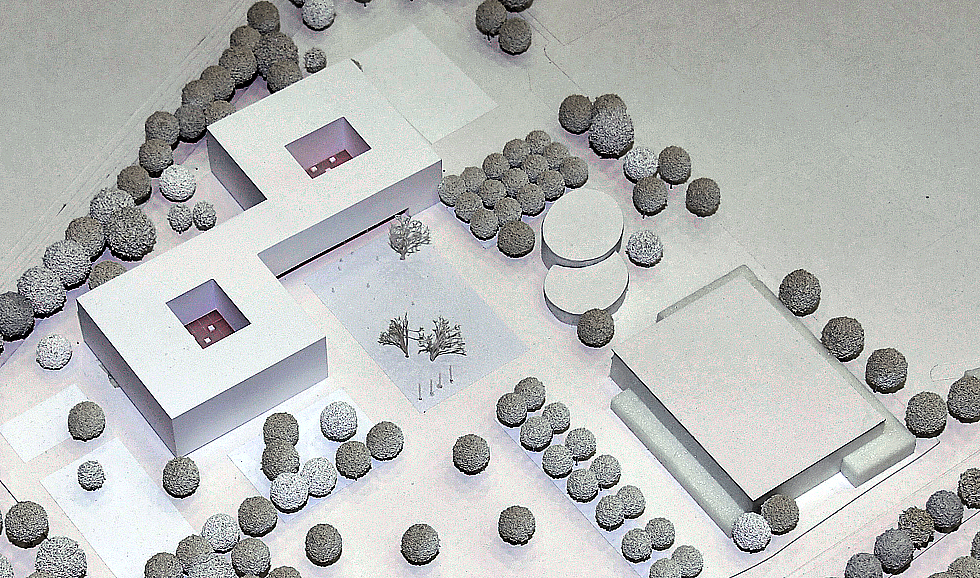 Ein Modell gibt es natürlich auch schon: So soll das neu gebaute Heisenberg-Gymnasium aussehen. Bis zum August 2022 soll das gesamte Bauvorhaben, das maximal 34,7 Millionen Euro kosten soll, abgeschlossen sein.