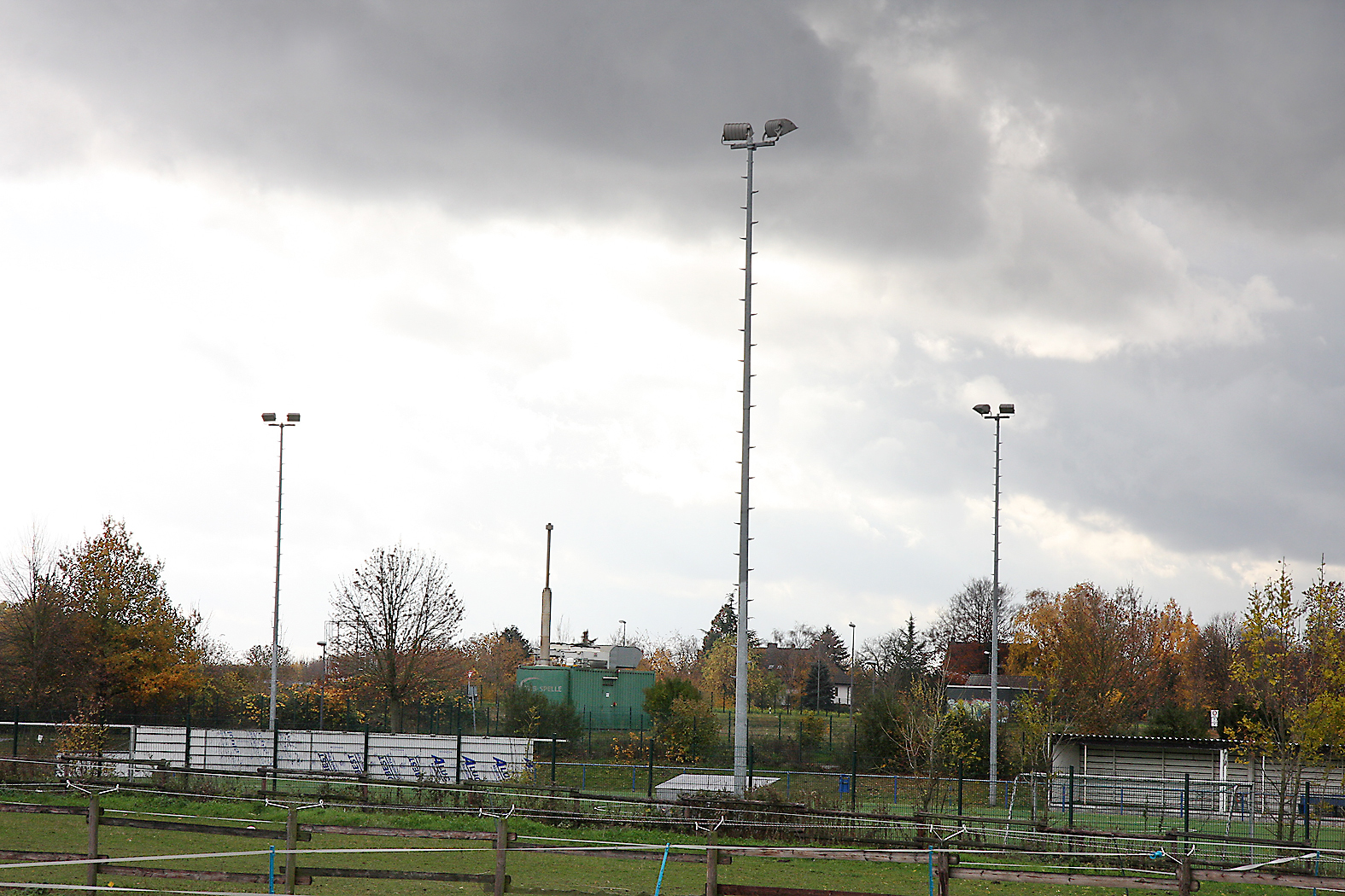 Der Sportplatz von Blau-Gelb Schwerin am Grafweg gehört zu den ersten drei von insgesamt neun Sportplätzen, deren Flutlichtanlagen in den kommenden drei Jahren kosten- und CO2-sparende LED-Leuchten erhalten sollen.