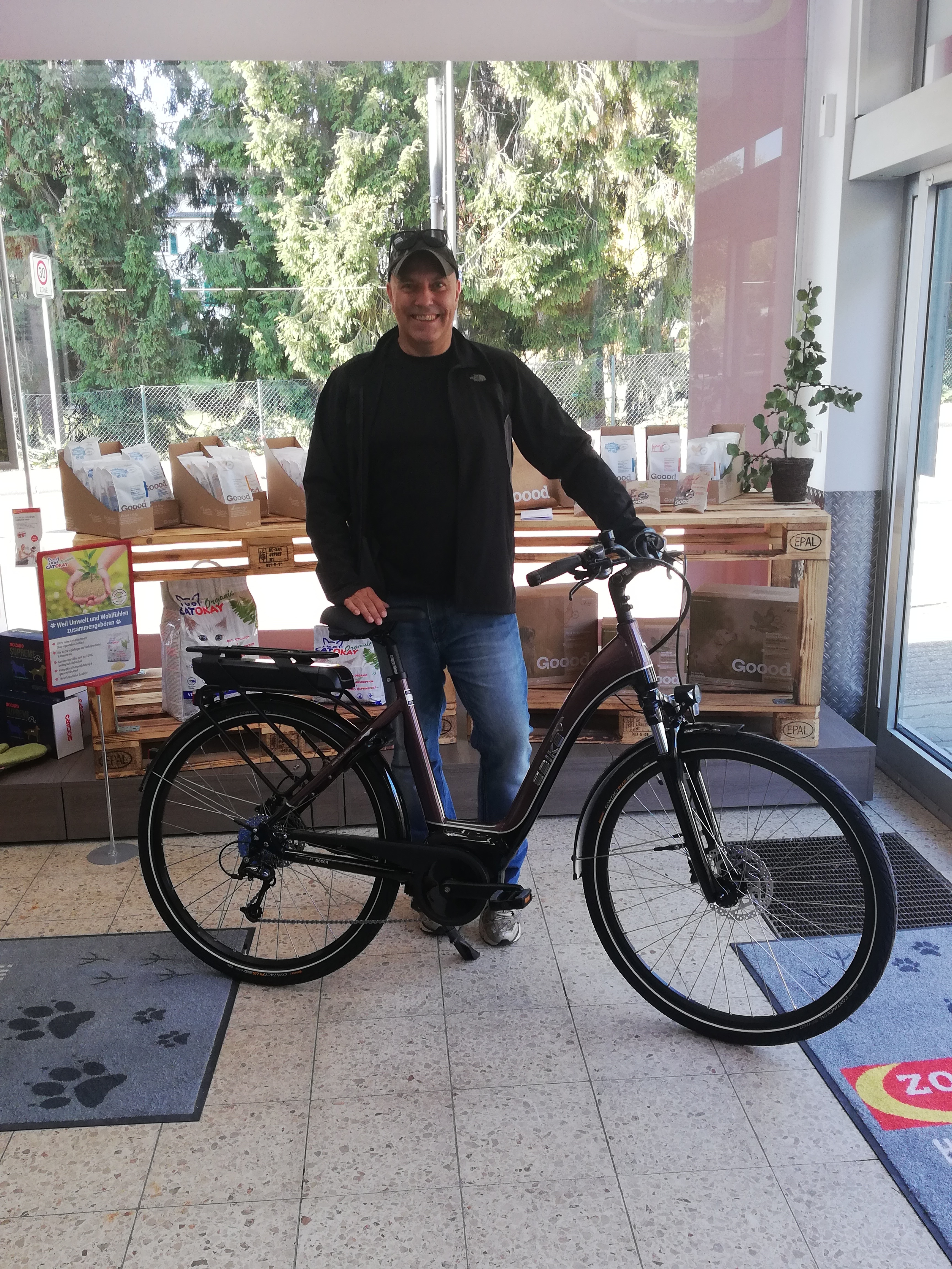 Übergabe des Hauptgewinns eines Pedelec der Marke e-bike im zookauf Wermelskirchen (Foto: Schmitz)