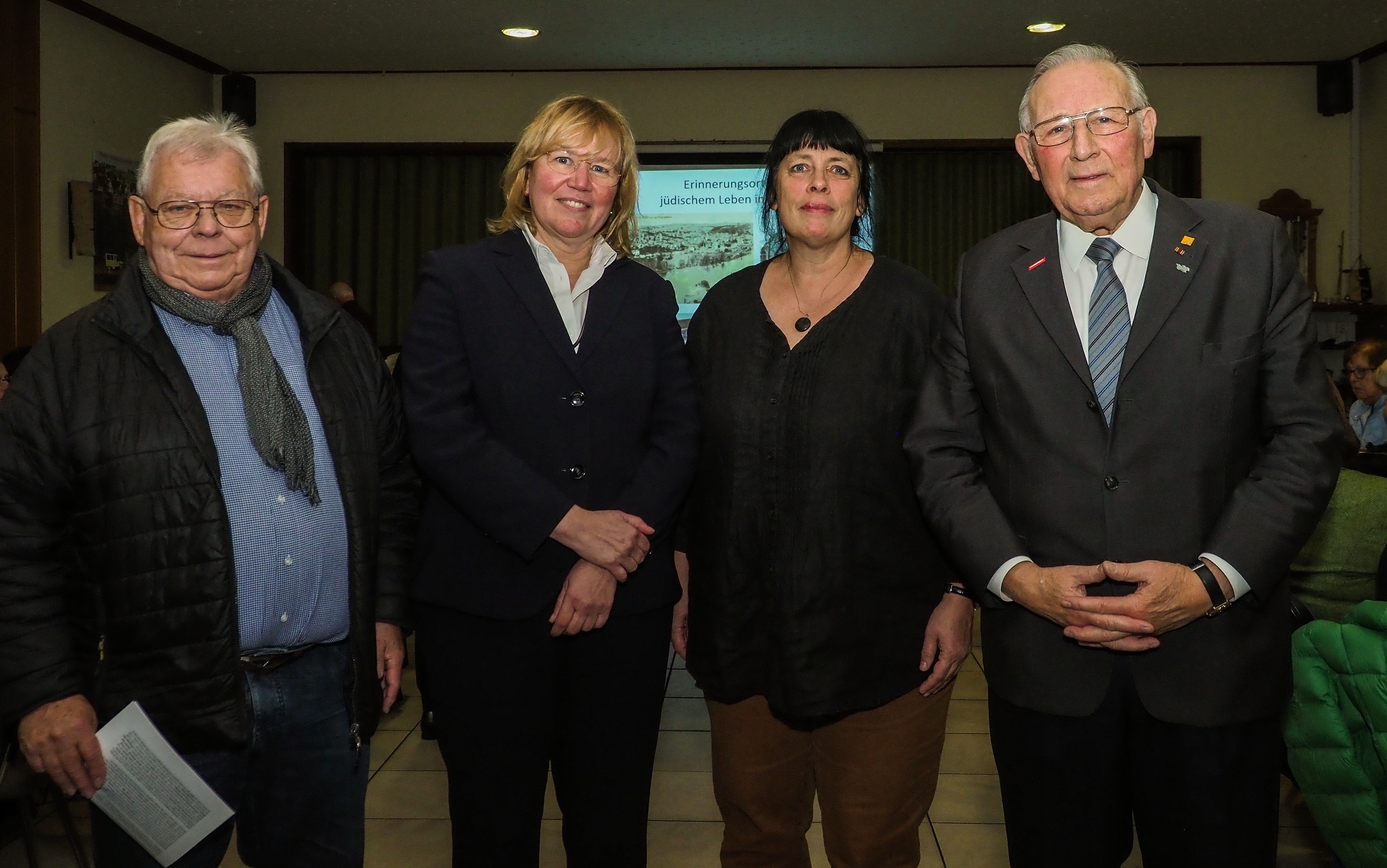 Die CDU Werden hatte Martina Strehlen (2.v.r.) eingeladen: Ratsfrau Martina Schürmann sowie die Bezirksvertreter Herbert Schermuly (l.) und Hanslothar Kranz.
Foto: Gohl