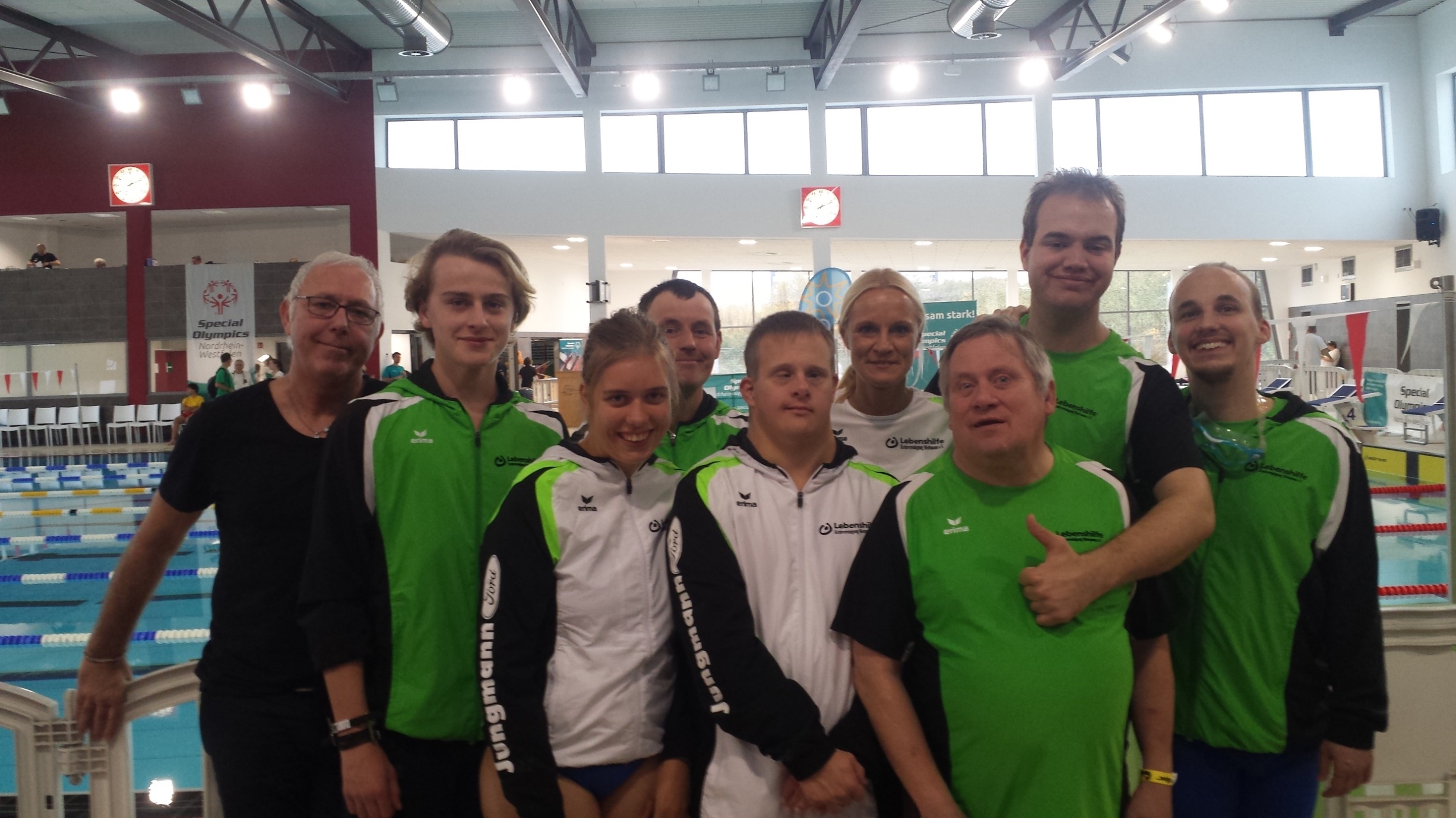 Die Lebenshilfe-Athleten und ihre Betreuer, von links: Jakob Dreesmann, Leiter der Lebenshilfe-Sportgruppe; Malte Vander, Betreuer; Nena Schiefer, Matthias Ressing, Oliver Wagener, Nicole Fangmann, Übungsleiterin; Peter Schulz, Daniel Hensch, Jens Langhoff.