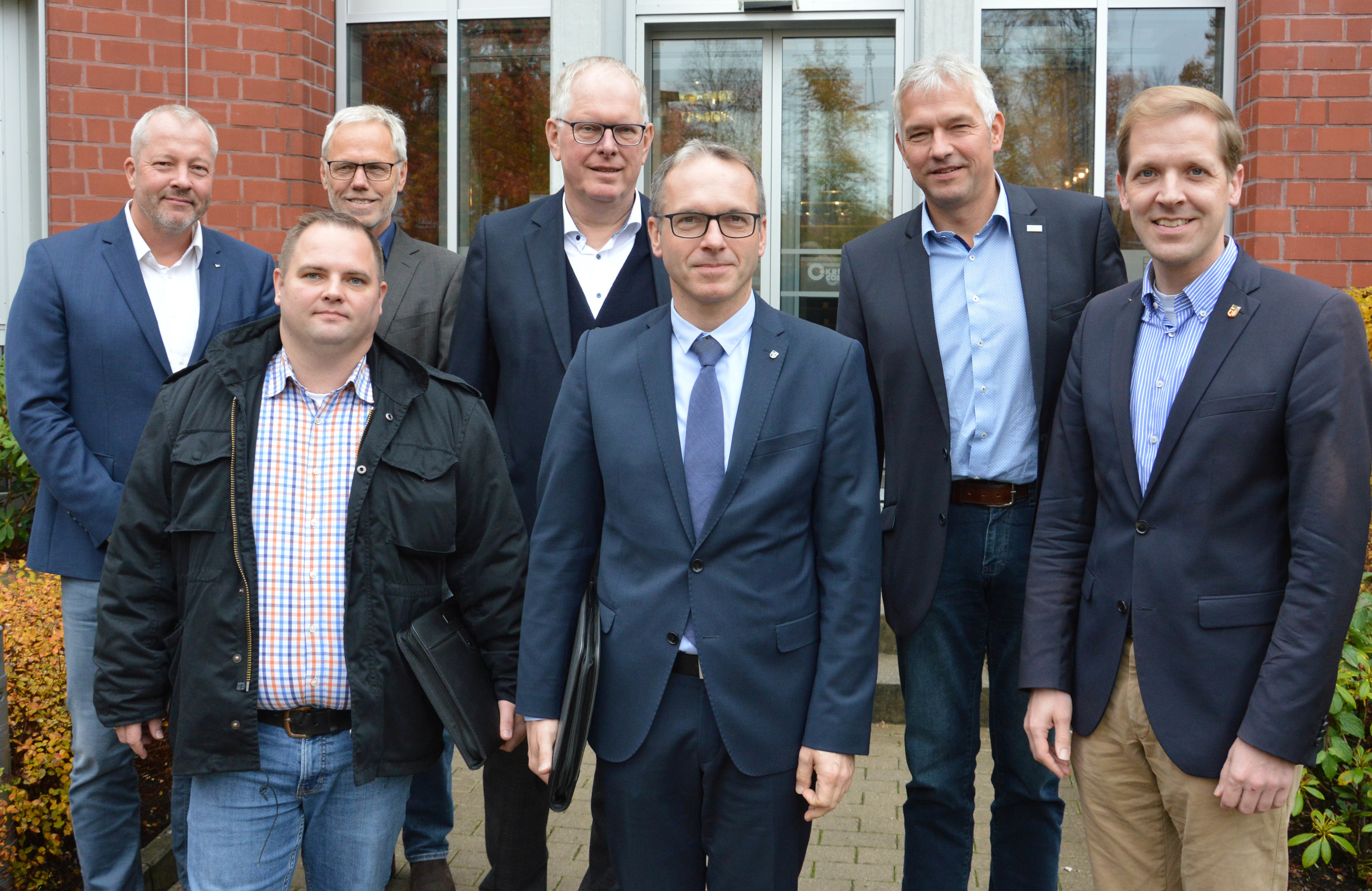 v.l. Carsten Uhlenbrock (Fachdienstleiter Tiefbau, Kreis RE), Tesmer (IGLO-Ahsen), Friedhelm Kahrs-Ude (Fachbereichsleiter, Kreis RE), Landrat Cay Süberkrüb (Kreis RE), Bürgermeister Andre Dora (Stadt Datteln), Bürgermeister Wilhelm Sendermann (Stadt Olfen) und Landrat Dr. Christian Schulze Pellengahr (Kreis COE).