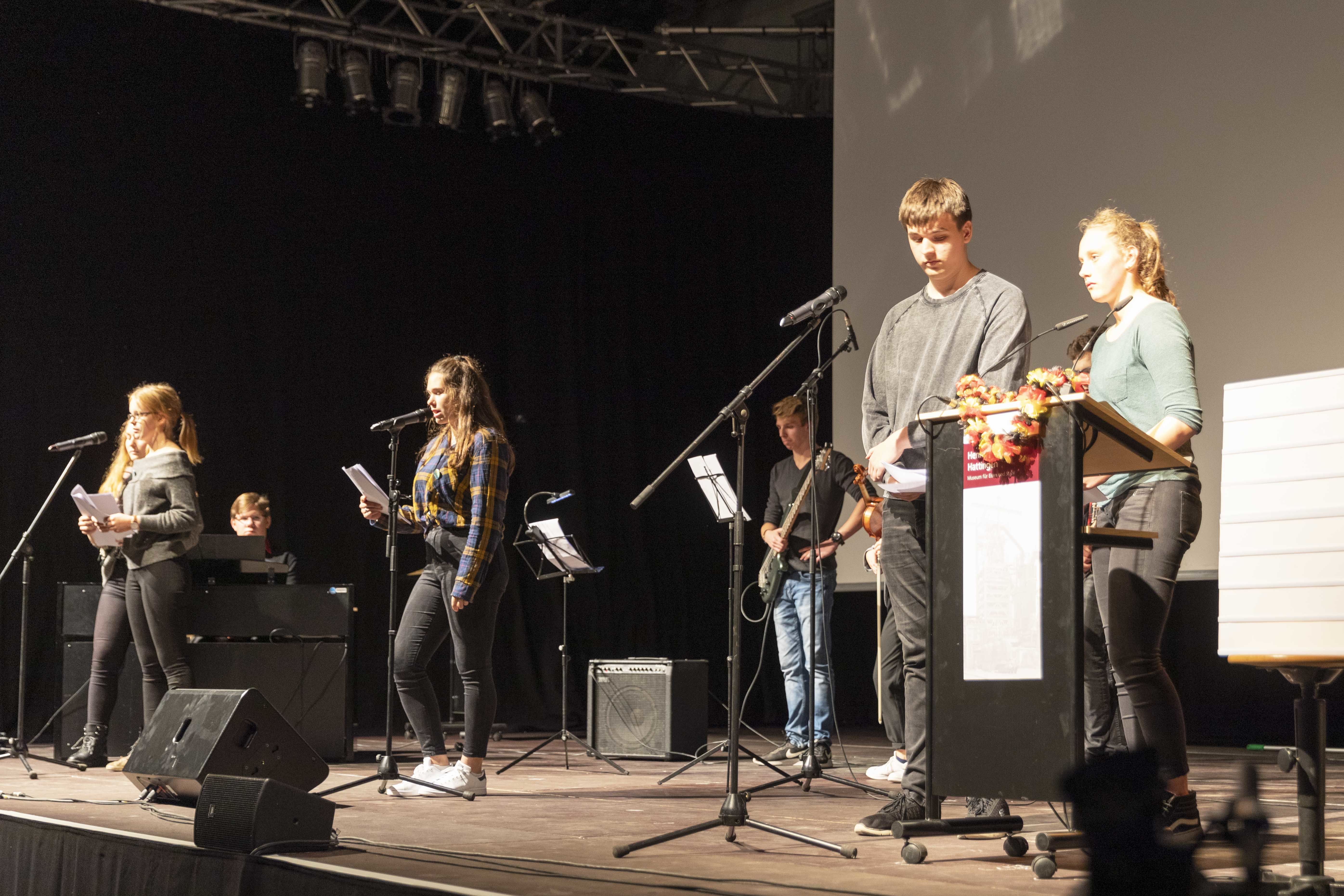 Auf der Bühne: Eine Kooperation des Gymnasiums Holthausen und Gymnasium Waldstraße mit Anastasia Moor, Carolin Dreier, Florian Bramkamp und Jana Schürmann.