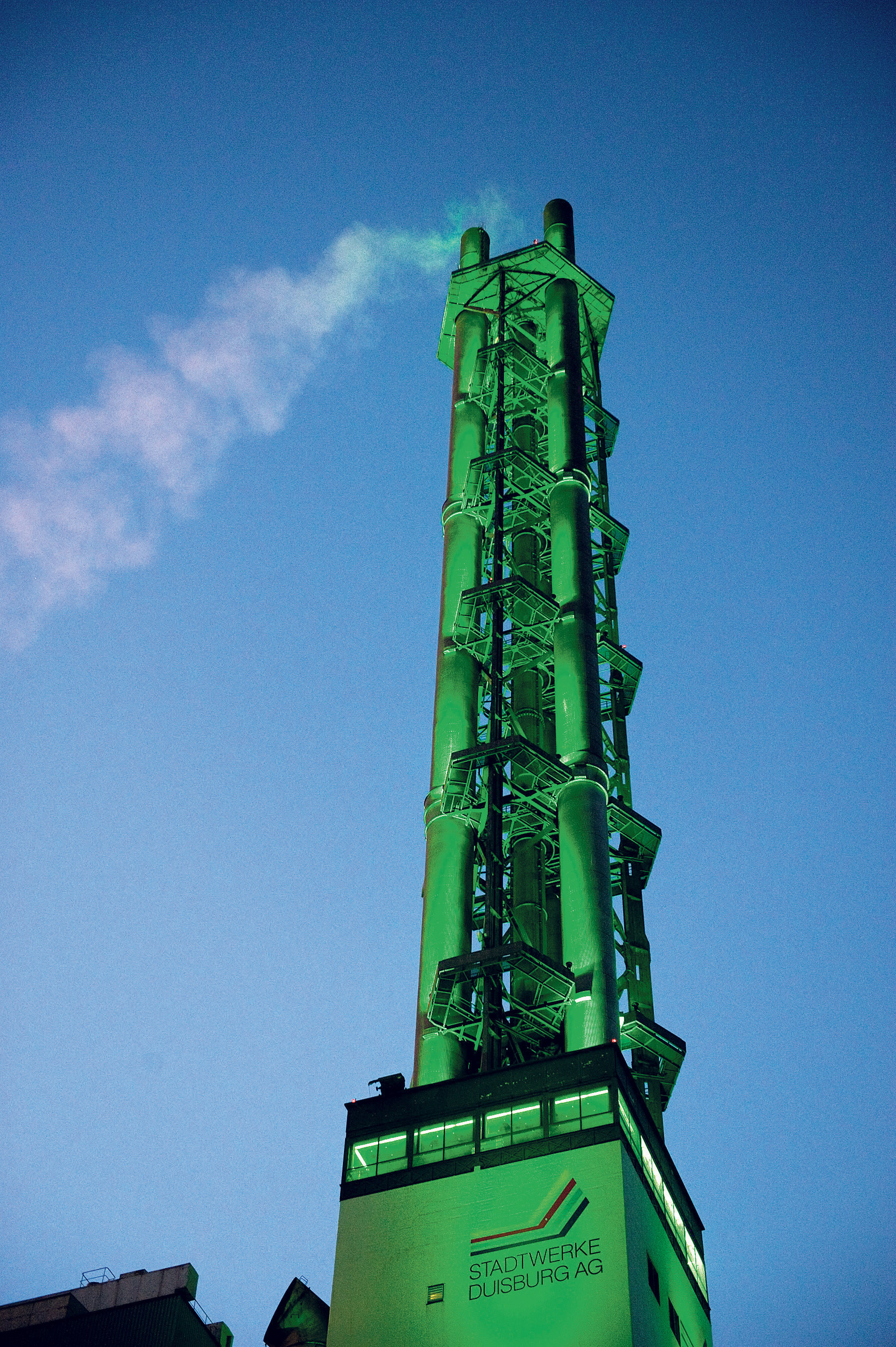Beliebtes Wahrzeichen: der alte, grün erleuchtete Stadtwerketurm.