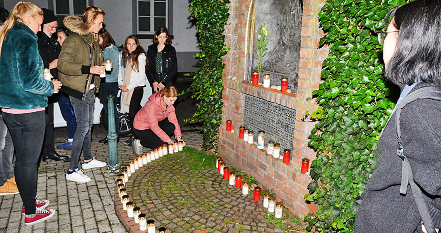 Die Schüler der weiterführenden Schulen in Goch stellten am Mahnmal an der Herzogenstaße Kerzen auf. Foto: Steve