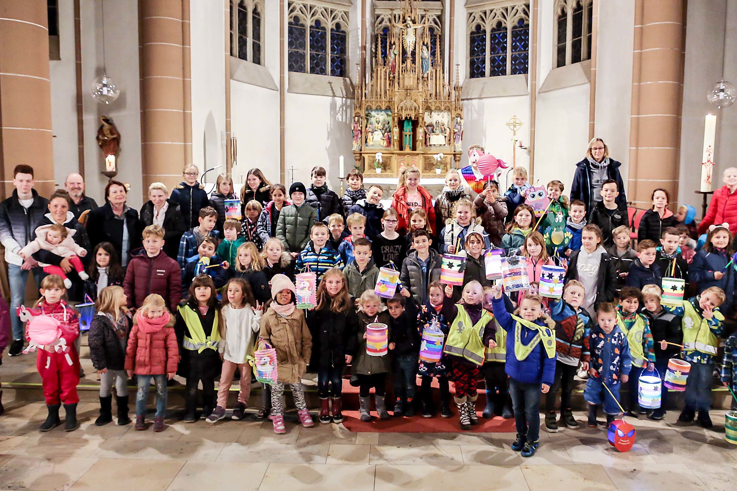 Nach der Aufführung des Martinsspiels durch die St.-Barbara-Kindergartenkinder in der St.-Barbara-Kirche zogen die Evinger und Lindernhorster Kinder hinter St. Martin auf seinem Pferd durch die Straßen.