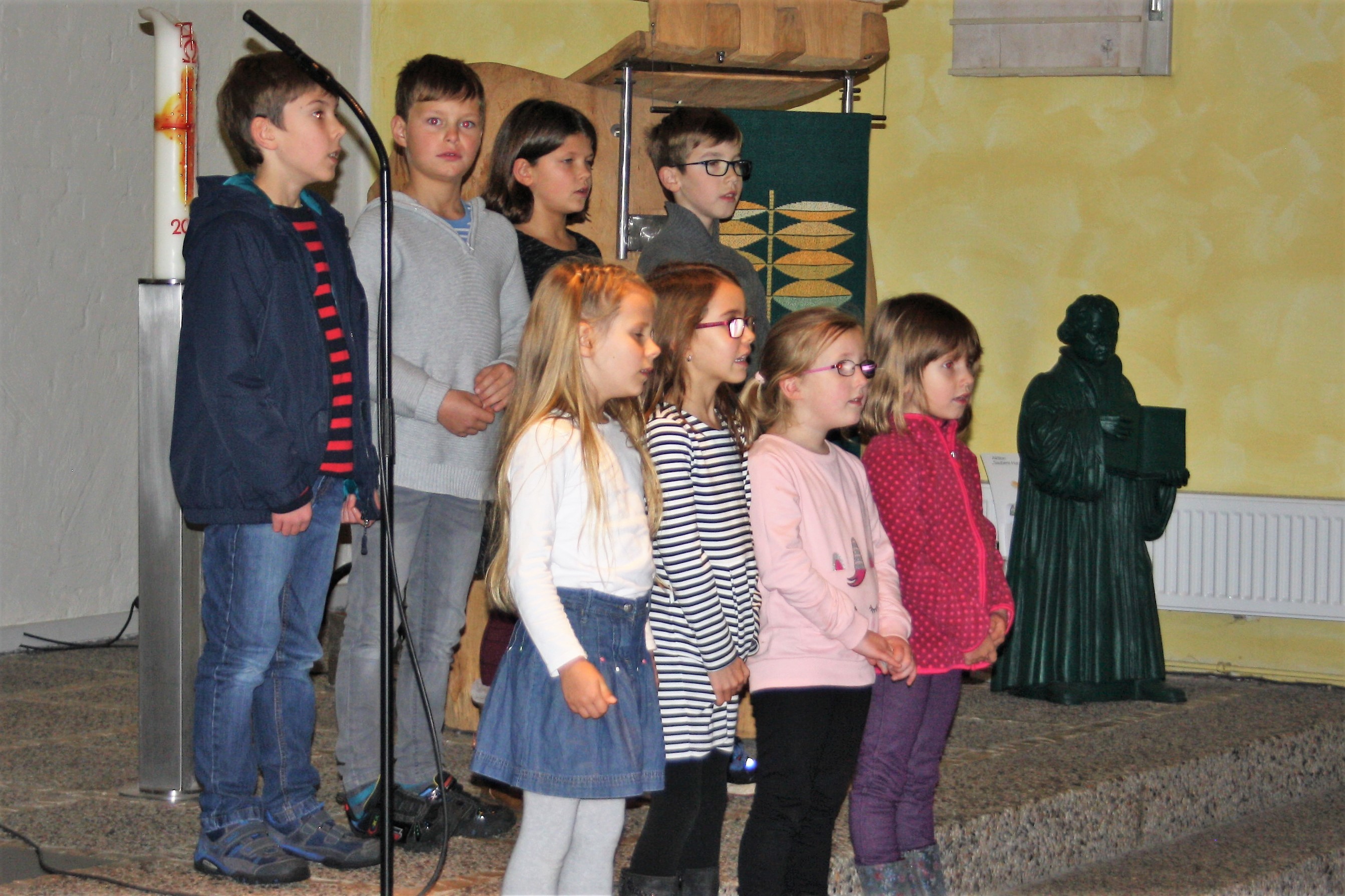 Die Singing Kids der Gemeinde intonierten viele Martinslieder und wurden dabei lautstark von den Gottesdienstbesuchern unterstützt.