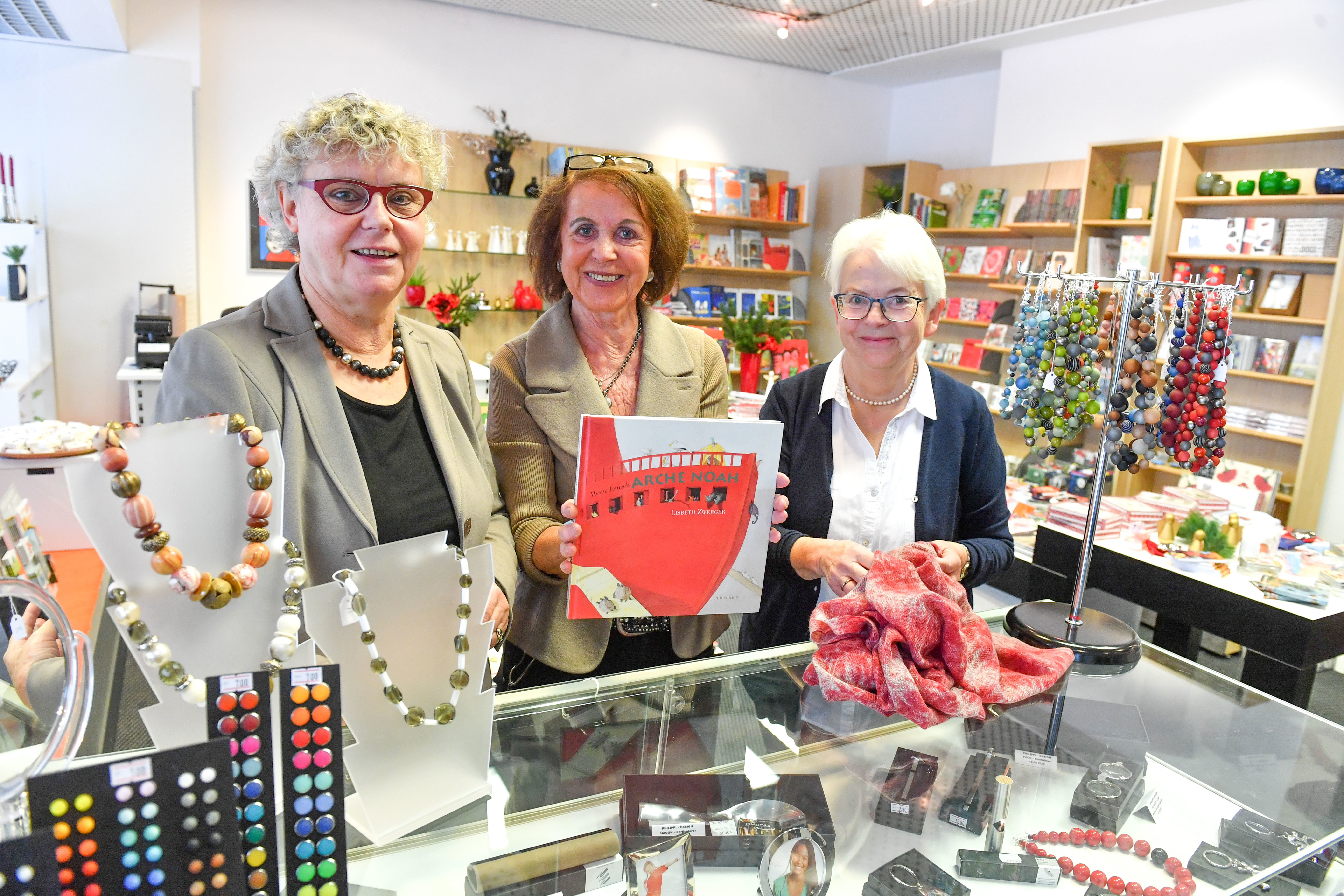 Ursula Ulrich, Doris Stahn und Bärbel Brill (v.l.) sind drei von insgesamt zwölf Damen, die ehrenamtlich den Museumsshop mit Leben füllen und jetzt neue Farbtupfer auf die Schloßstraße gebracht haben.
Foto: PR-Fotografie Köhring