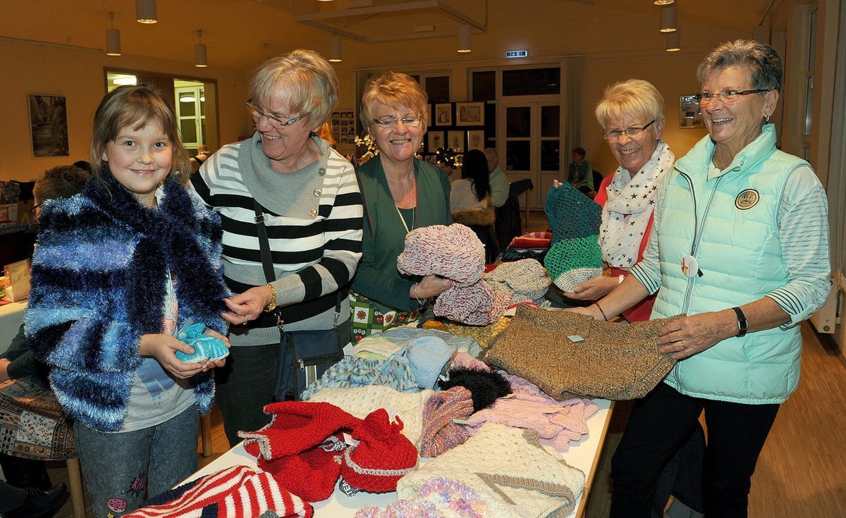 Die Frauen des Strickworkshops bieten auch in diesem Jahr wieder die Dinge an, die sie im Laufe des Jahres angefertigt haben.