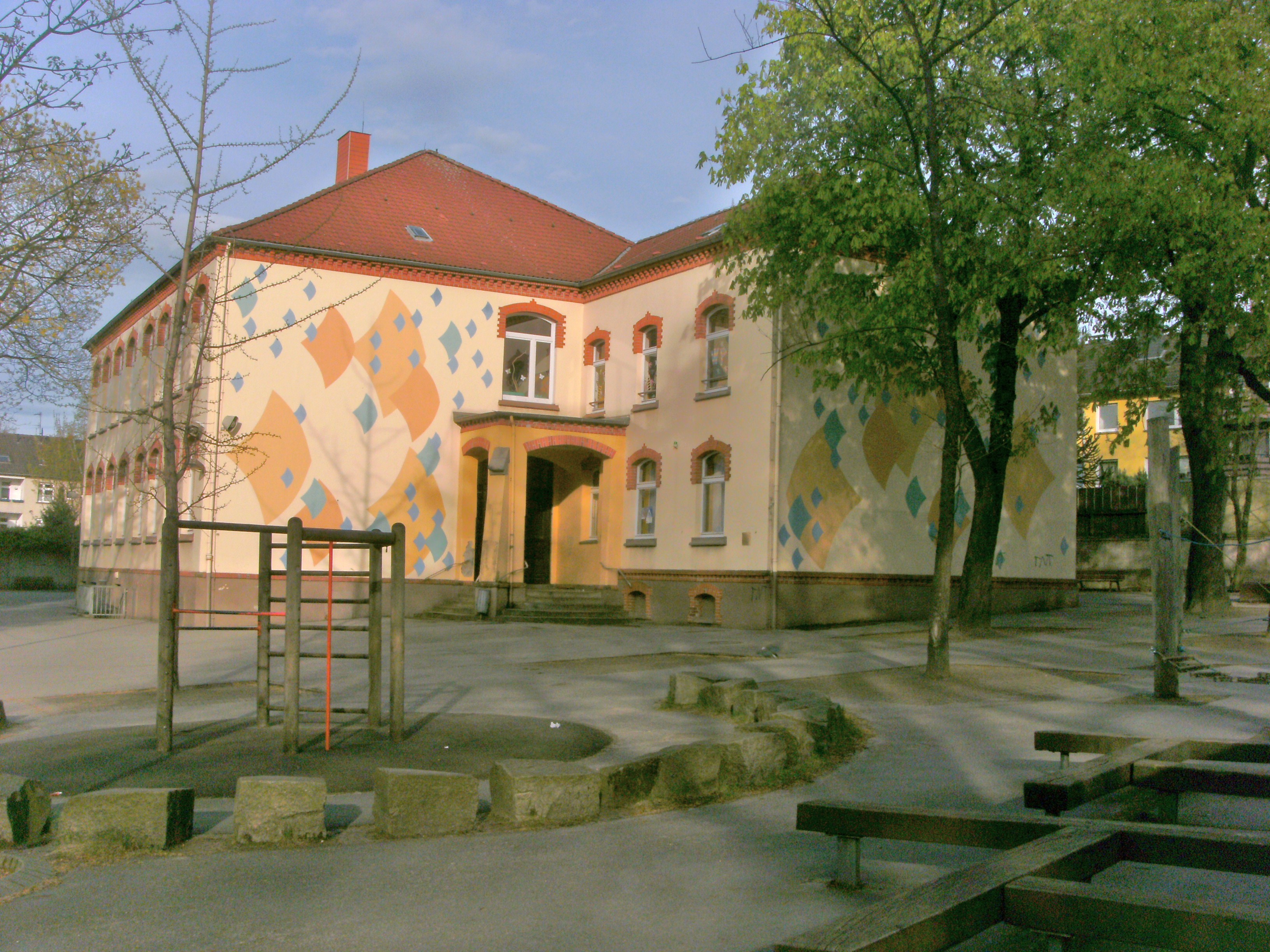 Die ehemalige Walter-Pleitgen Gemeinschaftsgrundschule in Unterfrintrop, derzeit noch als Ausweichquartier der Folkwangmusikschule genutzt, könnte bald wieder Standort für eine neue Grundschule werden. Möglichweise ist im Stadtbezirk 4 aber eine Grundschulneugründung im Stadtteil Bocholt ebenso dringlich.