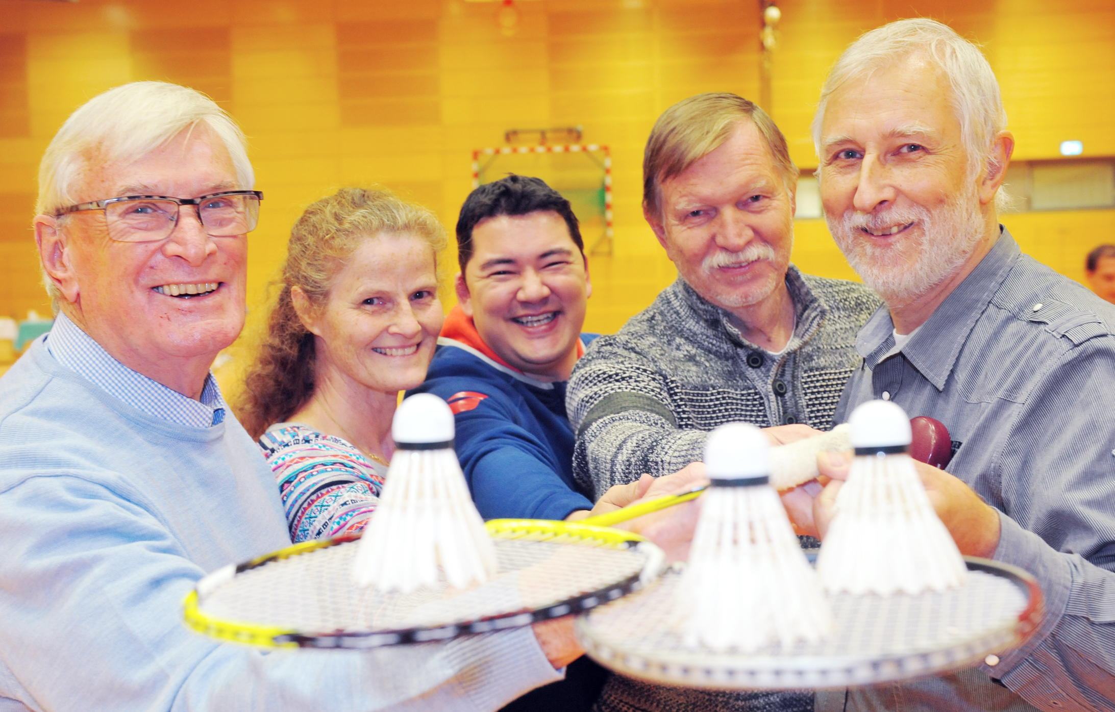 Karl Heinz Schulz ist zum Ehrenvorsitzenden des Federball Clubs Langenfeld ernannt worden. Mit ihm auf dem Foto (v.l.): Heidi Deprez (Jugendwartin), Johannes Bilo (Sportwart), Günther Jopien (Badmintonschule) und Rainer Deprez.