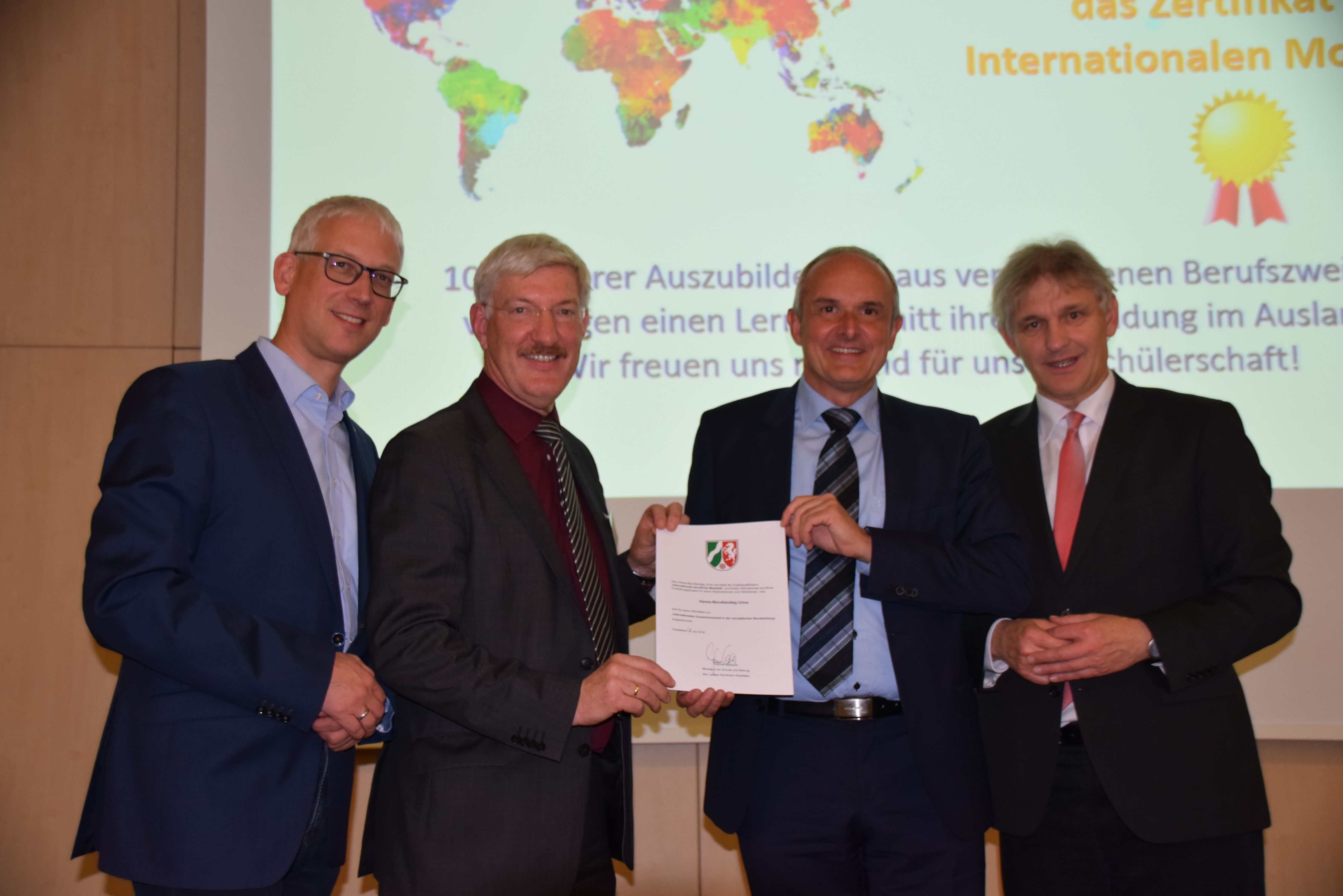 Schuldezernent Torsten Göpfert(v.l.), HBK-Schulleiter Günter Schmidt, Karsten Mielke von der Bezirksregierung Arnsberg und Landrat Michael Makiolla bei der Vergabe des Zertifikats.