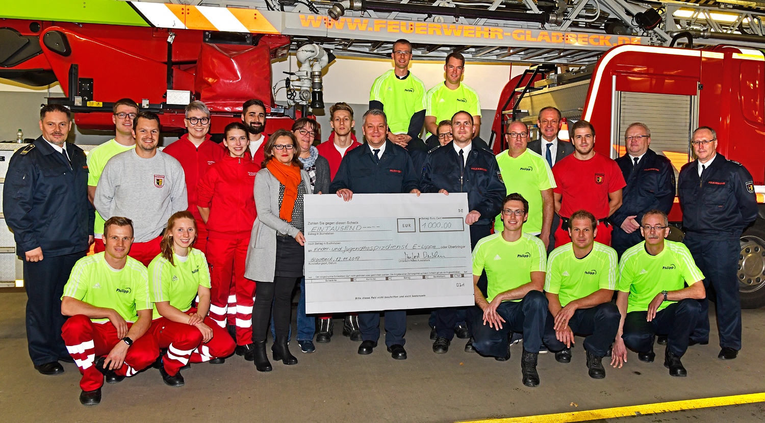 Zum dritten Male in Folge unterstützt die Gladbecker Feuerwehr den "Kinder- und Jugendhospizdienst Emscher-Lippe". Der Übergabe der Spende in Höhe von 1.000 Euro an Vertreterinnen des Hospizdienstes wohnte auch Bürgermeister Ulrich Roland bei.