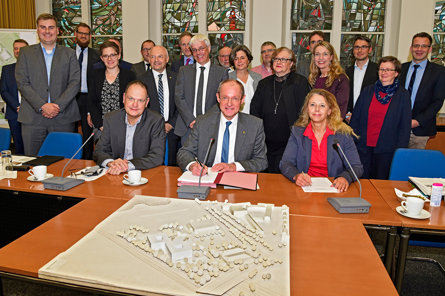 Feierlicher Moment im Alten Rathaus: Im Ratssaal unterzeichneten Bürgermeister Ulrich Roland sowie die beiden HOCHTIEF-Geschäftsführungsmitglieder Sandra Arendt und Thomas Kahmann offiziell die Verträge für den Neubau des Heisenberg-Gymnasiums.