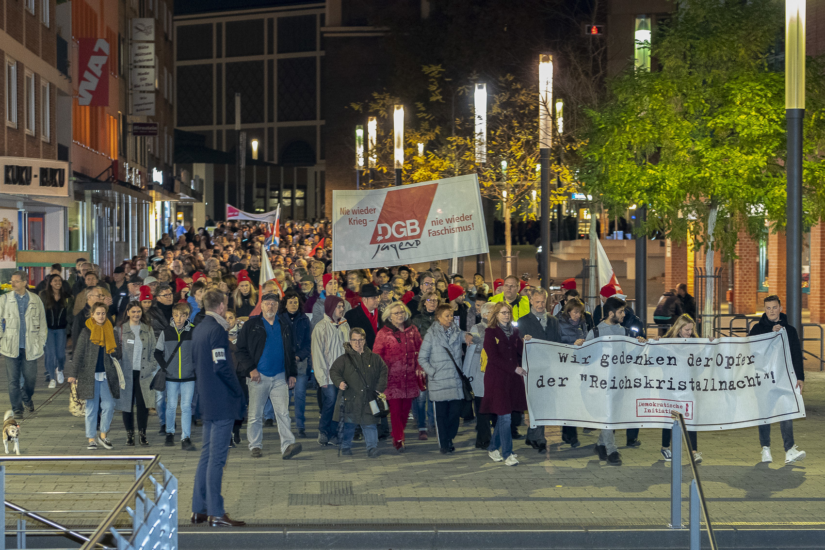 Mehrere hundert Bürger folgten dem Banner gegen das Vergessen durch die Gelsenkirchener City bis zum Mahnmal im Stadtgarten. Foto: Gerd Kaemper