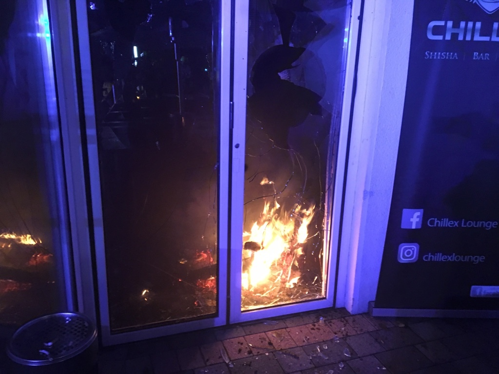 Als die Feuerwehr eintraf, brannte es hinter der Eingangstür der Shisha-Bar.