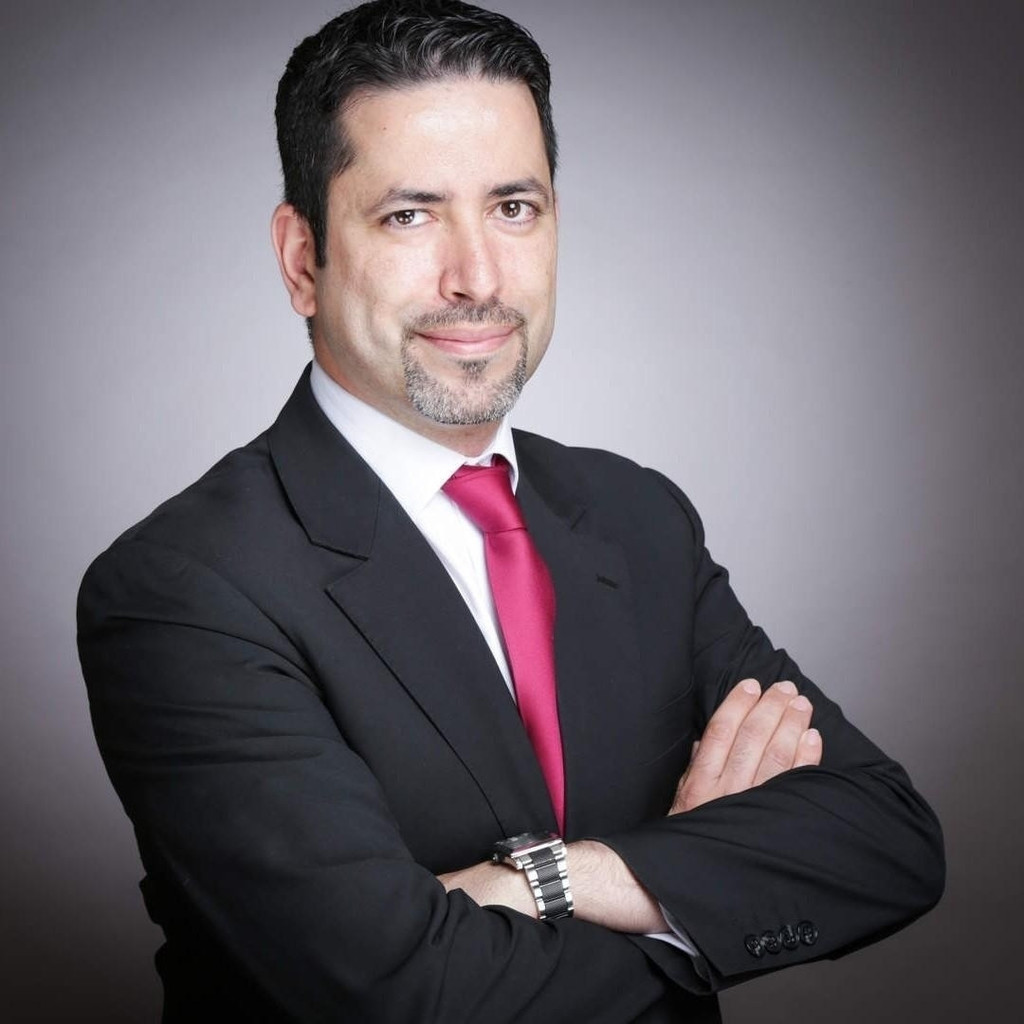 Für die Themen Flucht und Integration der Gegenwart steht der Gast des Abends Safwat Raslan zur Verfügung. Der liberale Moslem wird sowohl von der urbanen, modernen und religiös toleranten Lebenswirklichkeit der einst knapp 6 Millionen Einwohner zählenden Großstadtmetropole Aleppos vor dem Krieg berichten sowie von den Gründen, welche ihn zur seinerzeitigen Flucht aus dem seit 2011 durch einen Bürgerkrieg gemarterten Land veranlassten.