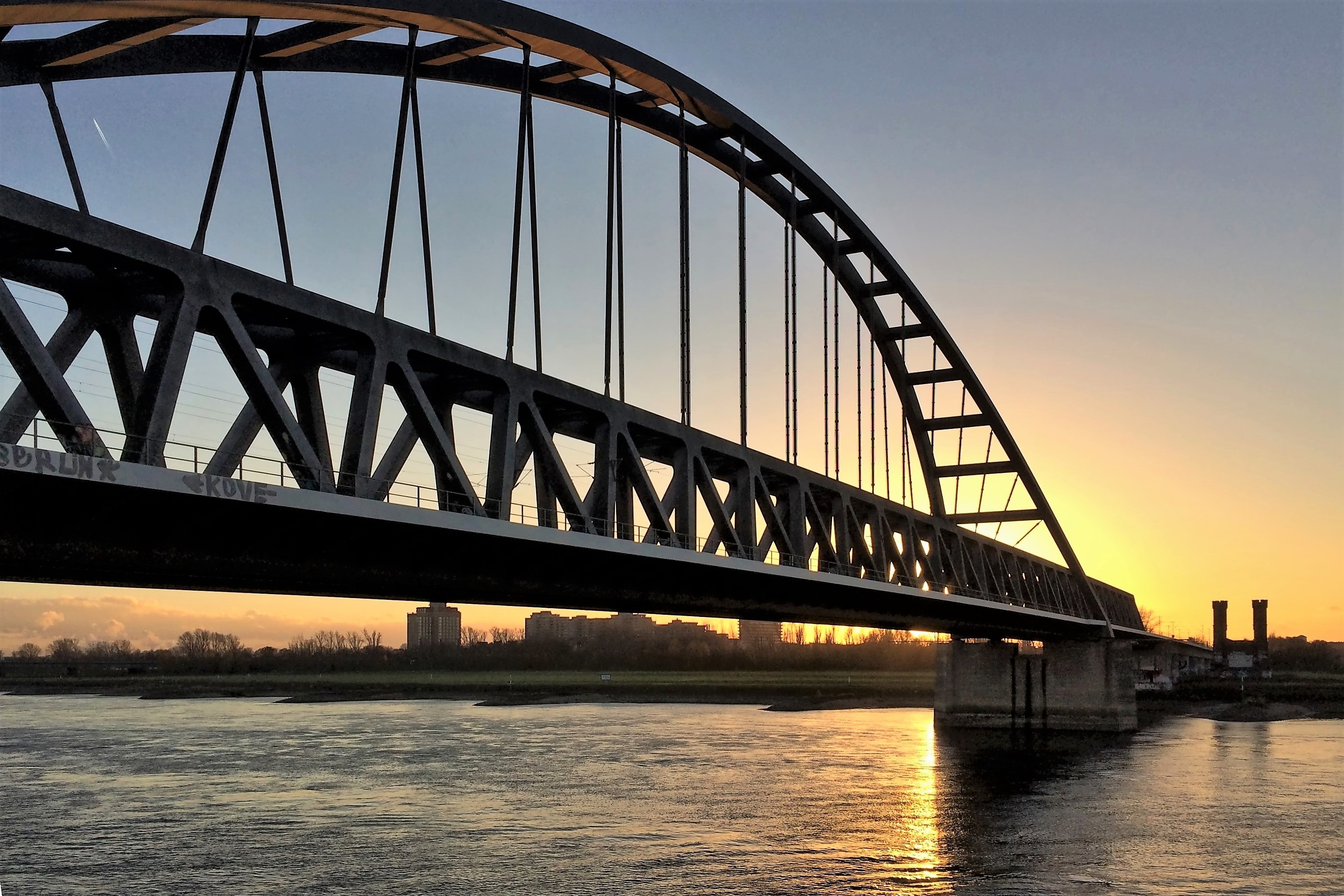 Hammer Brücke (1984) mit Blick auf Neuss. Am linken und rechten Rheinufer stehen noch die alten Brückentürme der ersten Brücke von 1870.