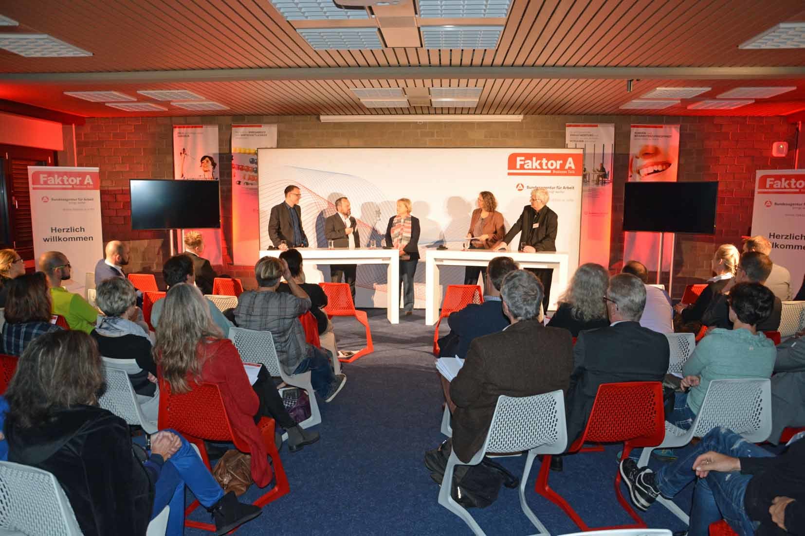 Auf dem Podium tauschten sich Schulleiter Peter Dischhäuser, Unternehmer Frank Reimann, Arbeitsagentur-Chefin Barbara Ossyra, Moderatorin Sabine Hanzen-Paprotta und Referent Prof. Dr. Christian Scholz aus (v.l.)