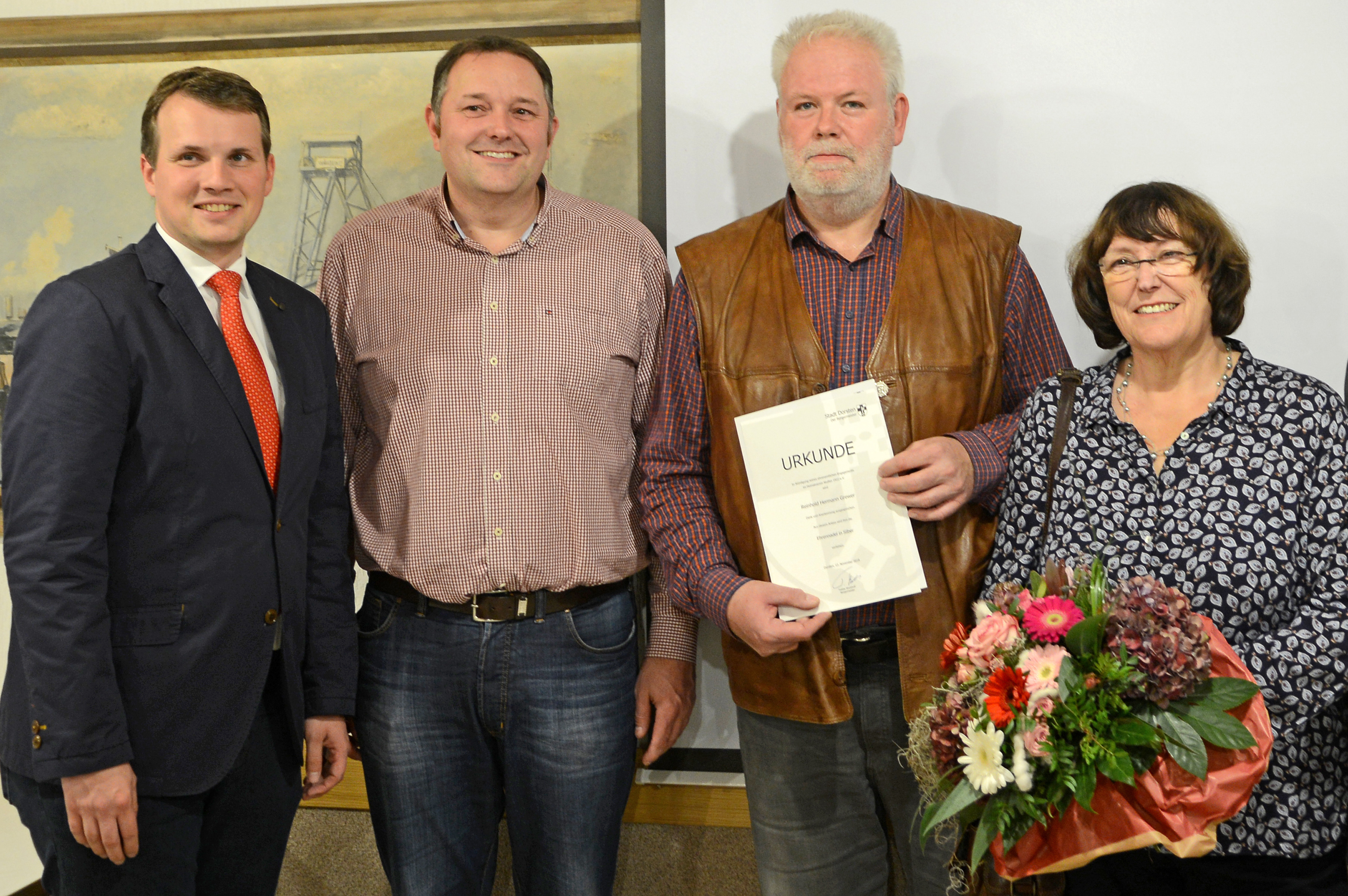 Bürgermeister Tobias Stockhoff zusammen mit Edith und Reinhold Grewer, sowie Sohn Jan.