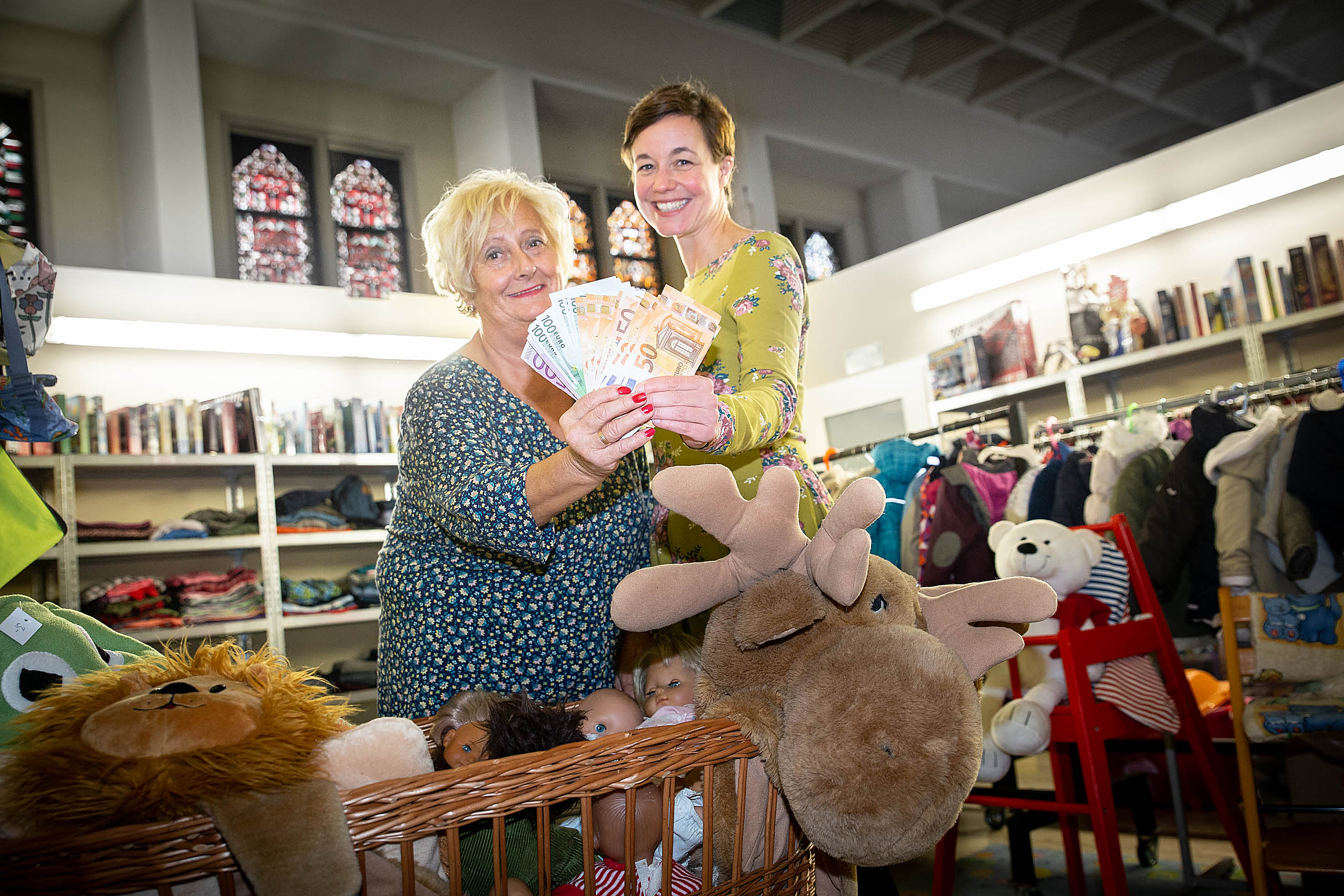 Regine Arnold übergibt die Spende an Nicole Peters (r.). Foto: privat