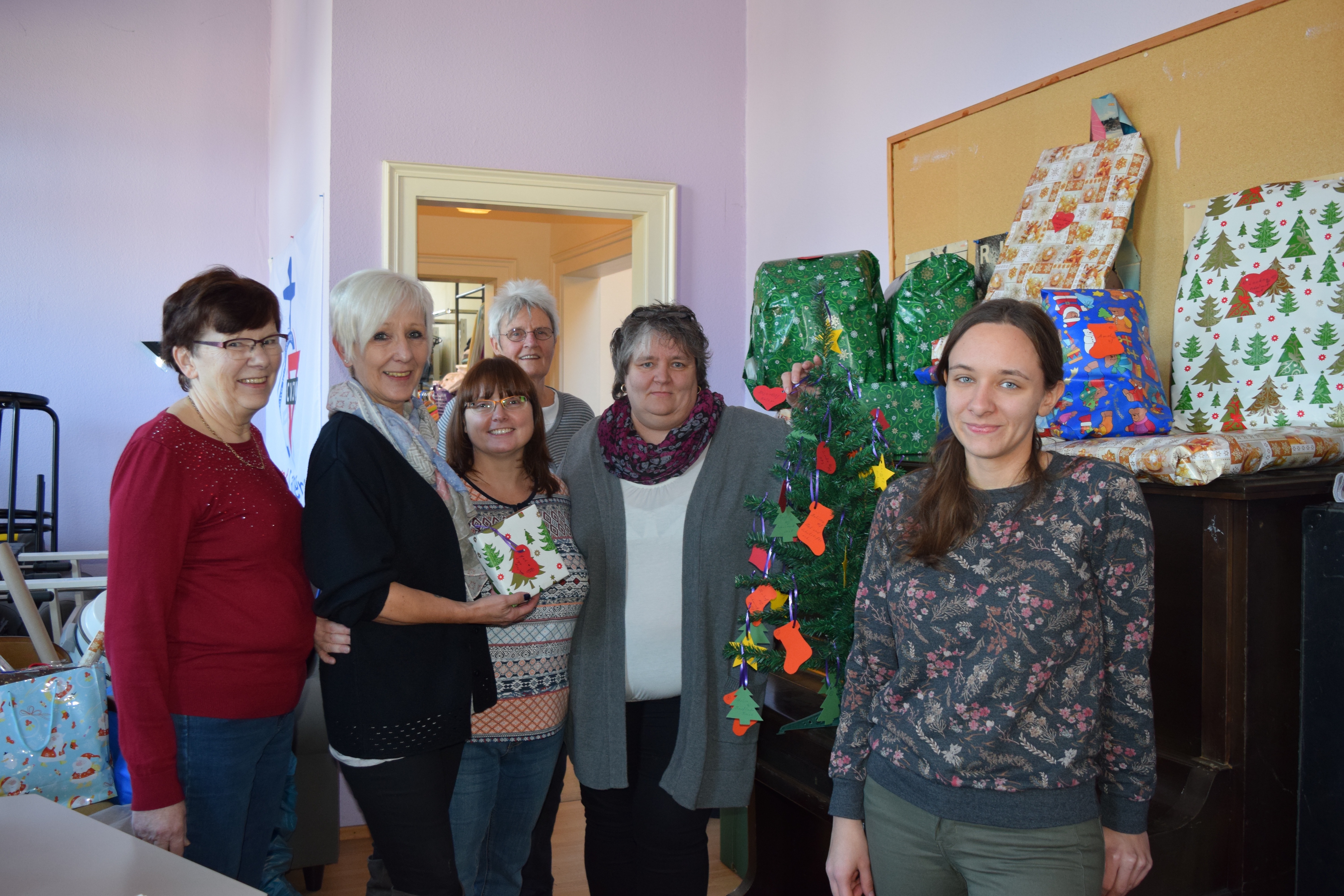 Anke Stamm, Leiterin des "Ein Shop" (zweite von rechts) und ihr Team, erfüllen auch in diesem Jahr Weihnachtswünsche für Kinder.