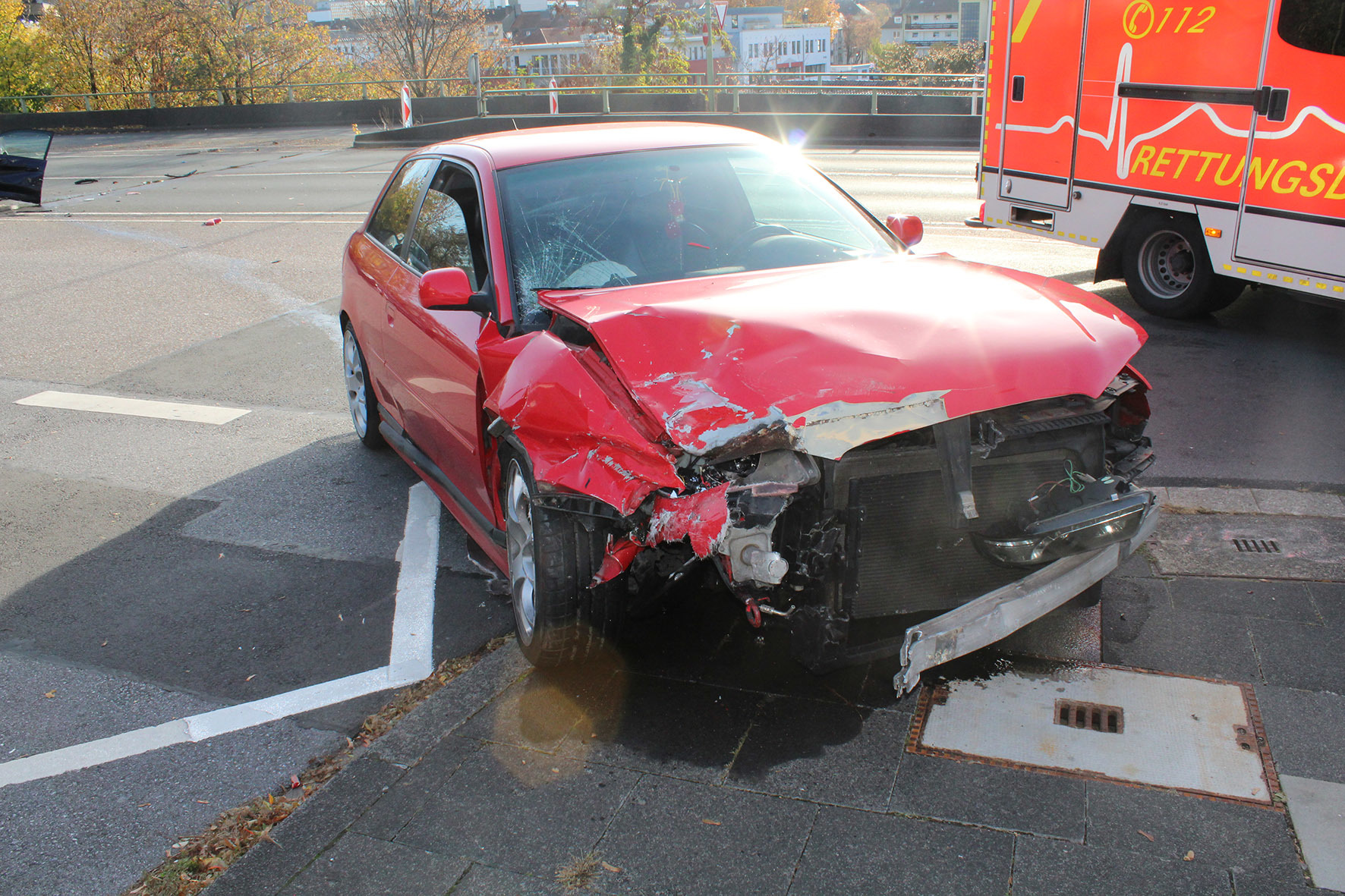 Die beiden am Unfall beteiligten Fahrzeuge erlitten Totalschaden.