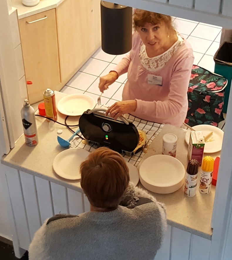 Rosie Walteich versorgte die Wartenden im RC Nette mit leckeren Waffeln.