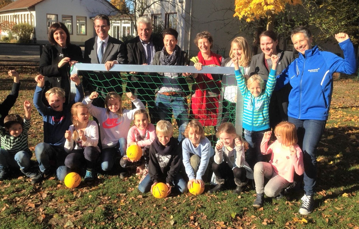 Gemeinsam mit Schülerinnen und Schülern, den Vertretern der Stadt Schwerte und der Schule sowie den Sponsoren, werden die neuen Tore eingeweiht.