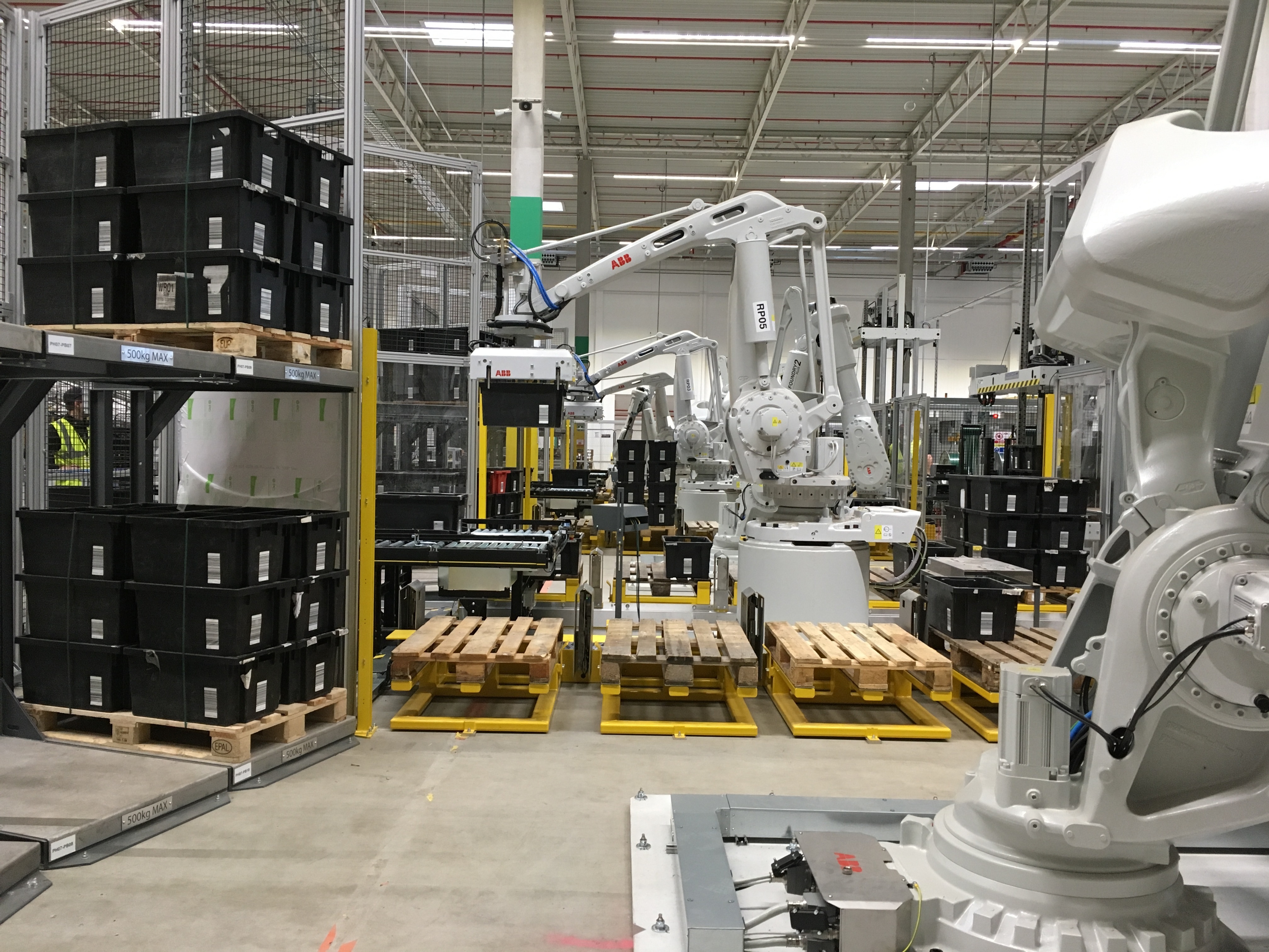 Auf Robotertechnik setzt Amazon im Logistikzentrum, in dem im Weihnachtsgeschäft in einer Woche 10 Millionen Artikel bearbeitet werden. Die Robotertechnologie ziele nicht darauf ab, Arbeitsplätze wegzurationalisieren, sondern die Arbeit für die Mitarbeiter einfacher zu machen, betont der Standortleiter des Versandriesen.