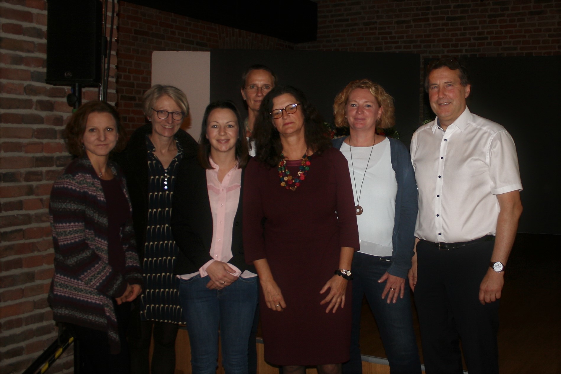 Diabetisberaterinnen: Ingrid Bennemann, Sandra Herzog, Marina Regier, Andrea Horz, Elke Fischer
Prof. Dr. med. Monika Gappa (2.v.l.) und Dr. Dirk Bierkamp-Christophersen (1.v.r)
