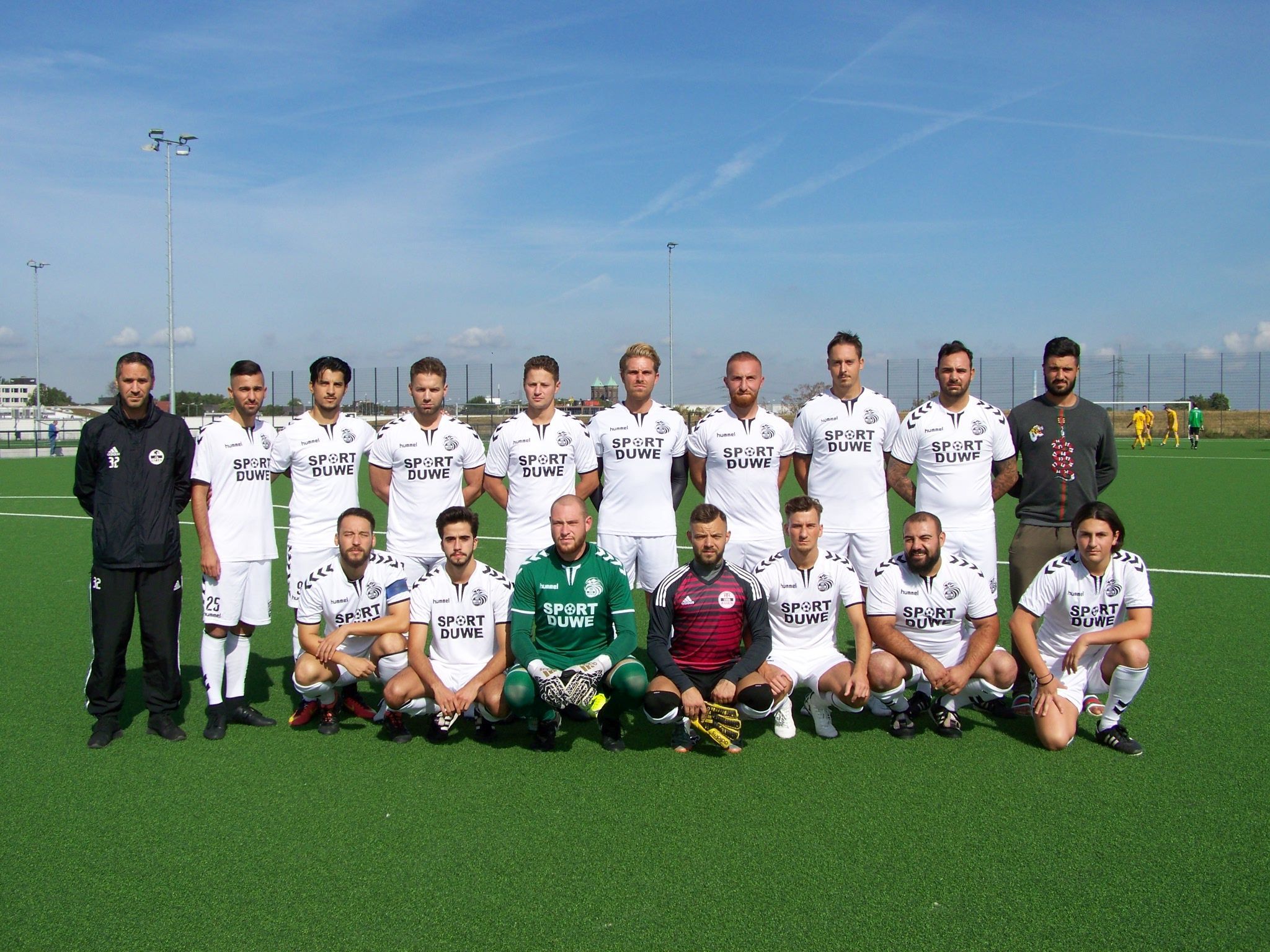 TuRa 1886, 1. Mannschaft (Photo Marx), hinten,v.l.: Metin Kaplan, Yavuz Alsancak, Aymen Ben Neftah, Jens Bungardt, Tugrul Aktas, Andre Plauk, Süleymann Gülle, Fabian Greifenberg, Davide Curia, Ali Dit Rifai
davor, v.l.. Orkun Kaplan, Furkan Ayhan, Marco Portz, Ioan Alexandru Marin, Michael Biskupek, Yakob Tepeci, Mert Aslaner