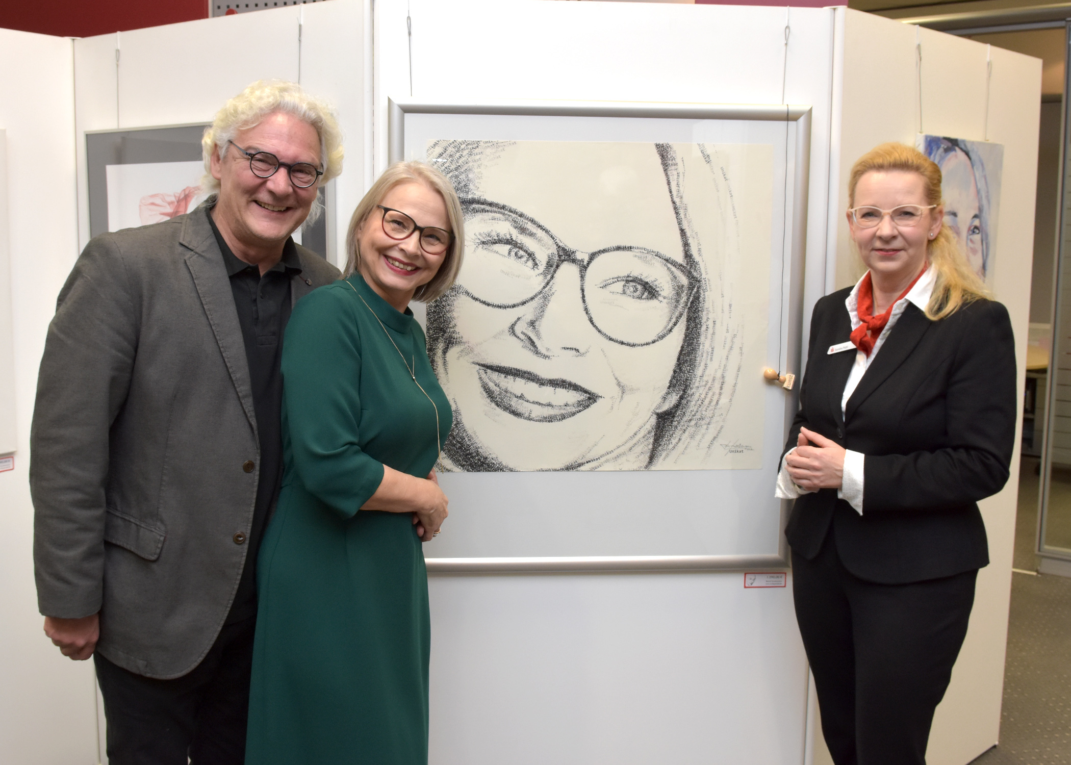 Bernd Sundermann mit Ehefrau Monika und Filialleiterin Sandra Pohl bei der Ausstellungseröffnung.
