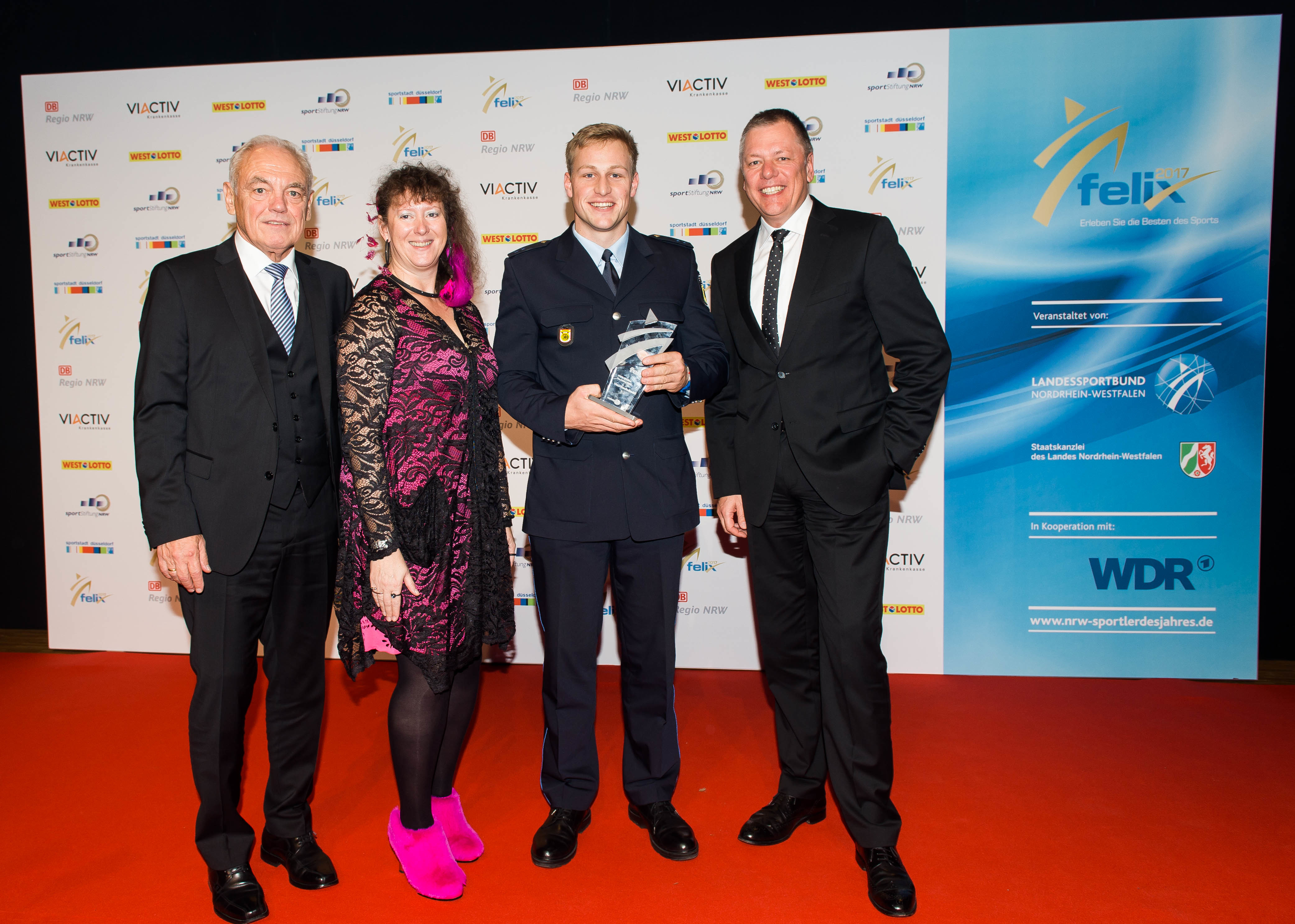 Wer bekommt die Felix-Awards 2018? Max Rendschmidt (Kanu) wurde 2017 Sportler des Jahres in NRW. Es gratulierten: Walter Schneeloch (LSB-Präsident), Andrea Milz (Staatssekretärin für Sport und Ehrenamt in der Staatskanzlei des Landes NRW) und Andreas Kötter (Geschäftsführer WestLotto).
